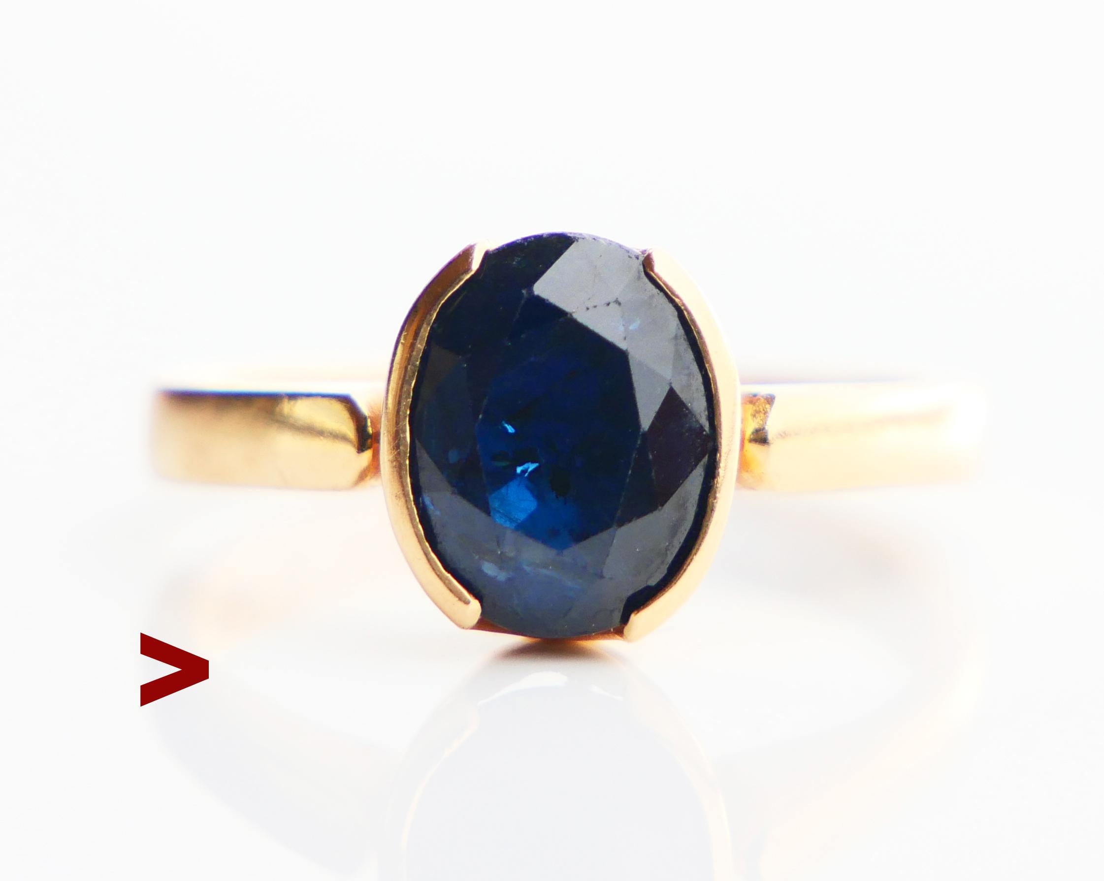 A ring with band in solid 18K Yellow Gold and oval cut natural Sapphire 9 mm x 7 mm x 4.6 mm deep / ca. 2.25 ct. The stone is dark Blue with flaws and inclusions visible inside.

Hallmarked 18K, made in Sweden in 1997 (Year Combination Y10 )

Size Ø