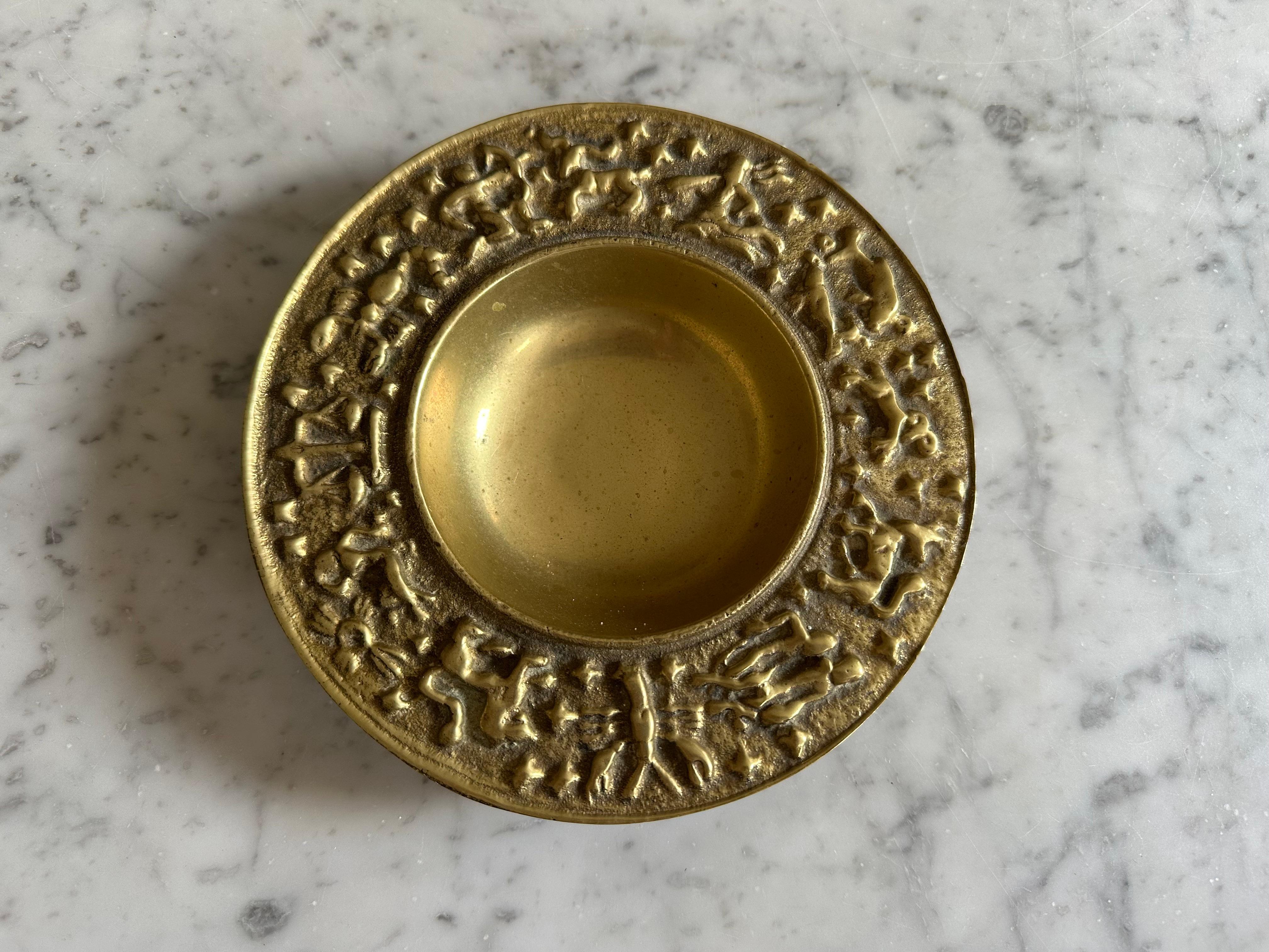 Ciotola Zodiac d'epoca in ottone Nordisk Malm - Design danese di metà secolo
Questa squisita ciotola in ottone, progettata e realizzata dal produttore danese Nordisk Malm tra la fine degli anni '40 e gli anni '50, presenta un bellissimo rilievo dei