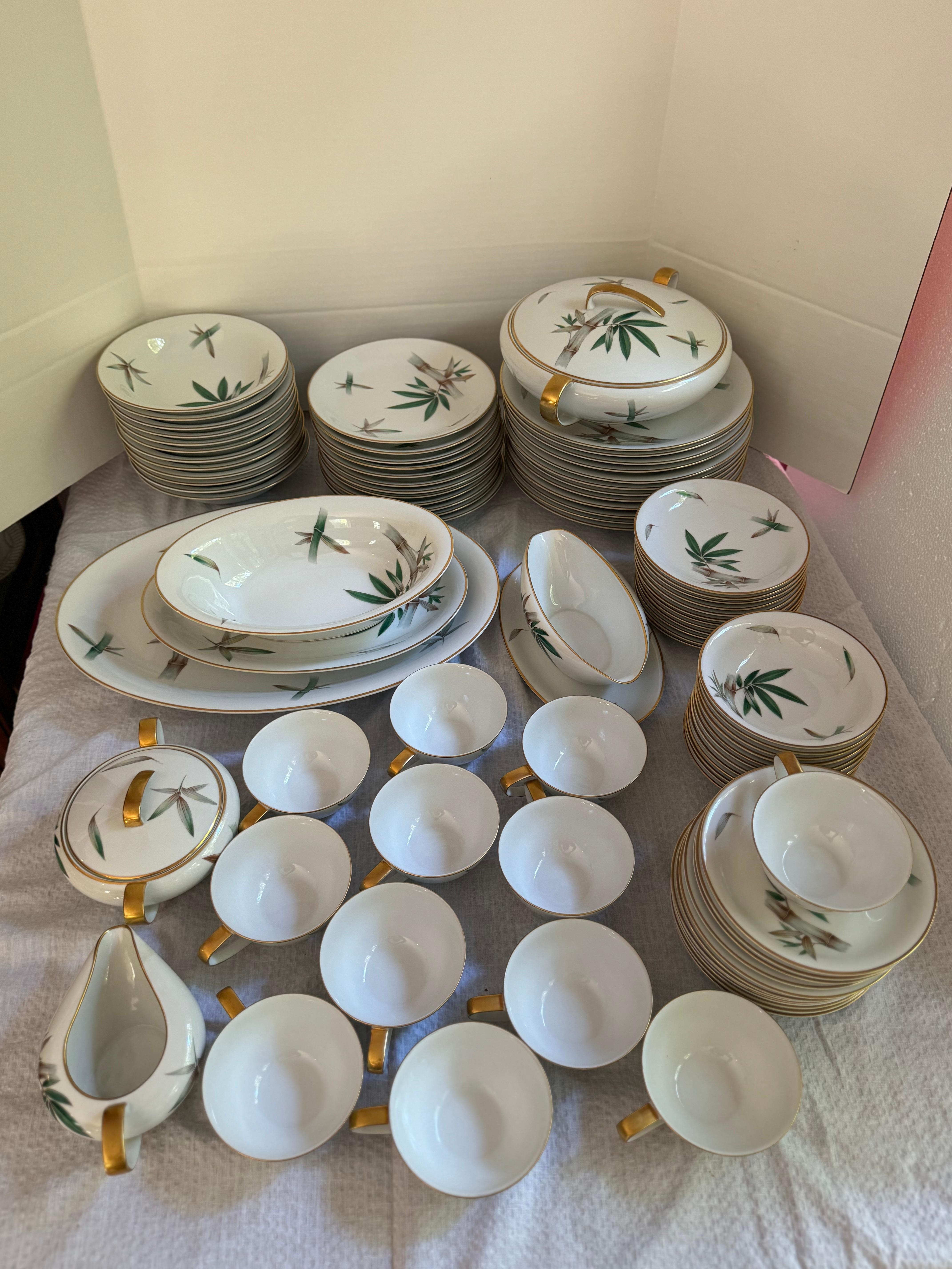 Esta vajilla vintage Noritake 5027 Canton China , 7 cubiertos para 12 . Es un excelente complemento para cualquier colección. Fabricados en Japón, estos platos de porcelana china están hechos a mano con esmero y presentan un bonito motivo vintage.