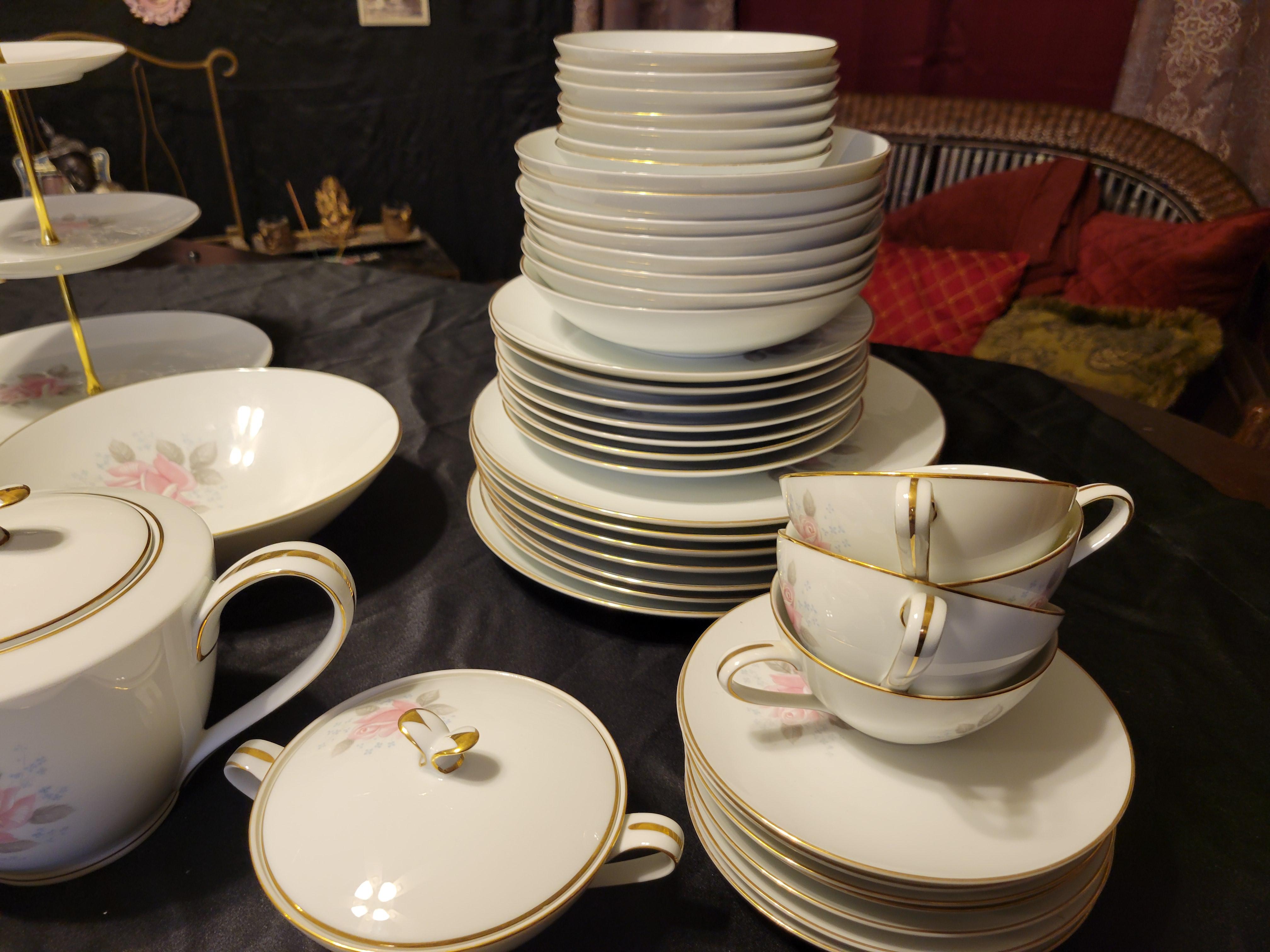 Vintage Noritake 'Roseville' Fine China Dining Set for 8 Persons - 79 Items For Sale 4