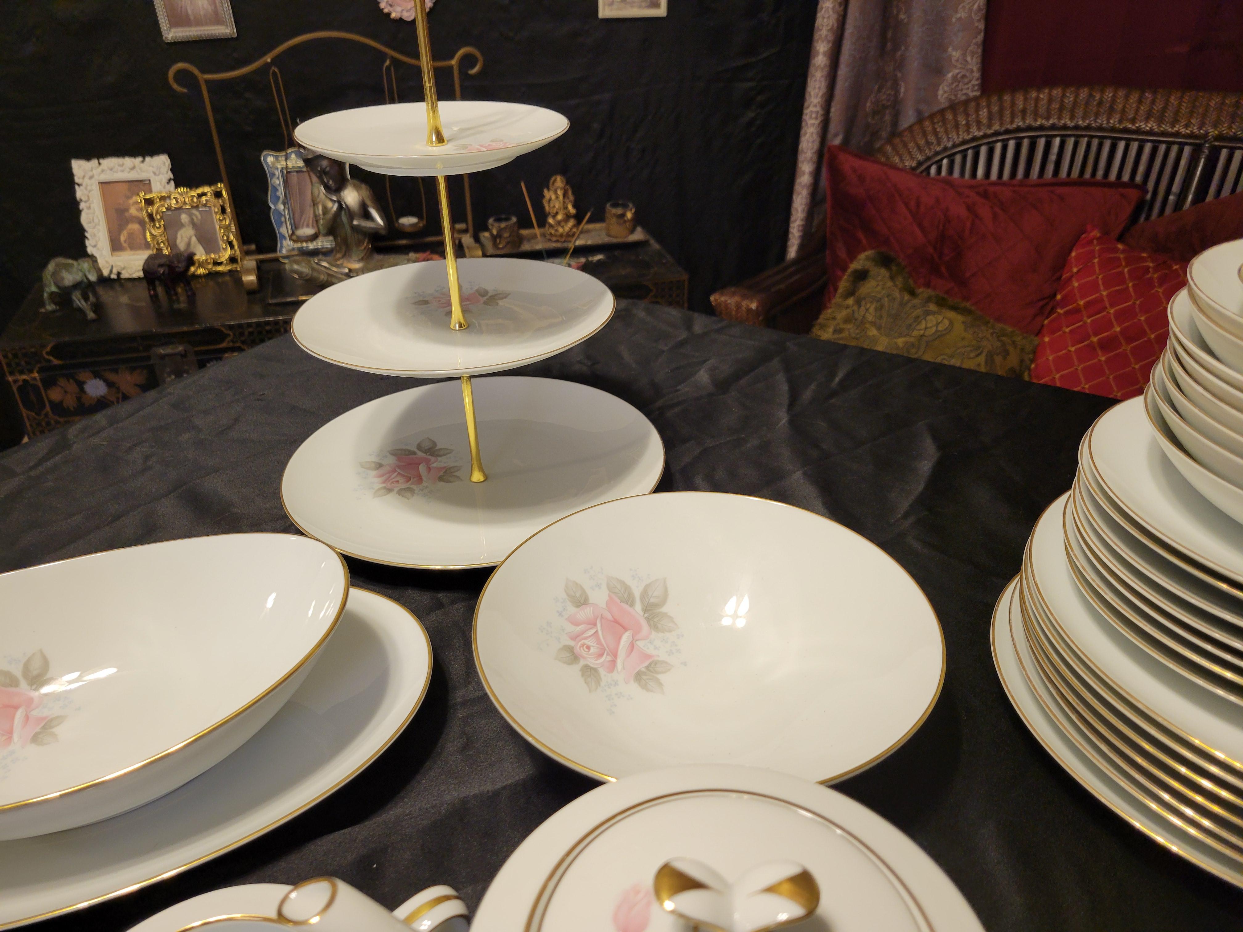 Vintage Noritake 'Roseville' Fine China 8-Person Dining Set  (79 Items)  For Sale 4