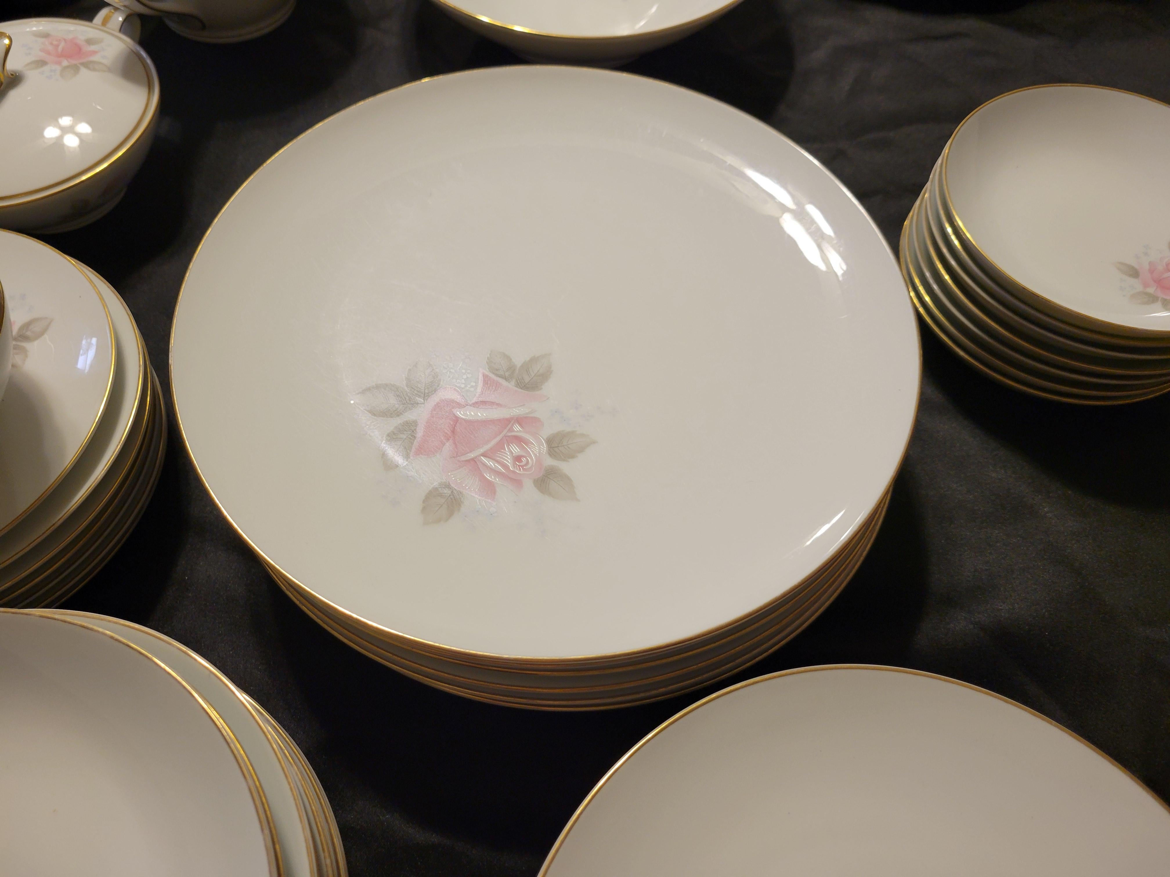 Japanese Vintage Noritake 'Roseville' Fine China Dining Set for 8 Persons - 79 Items For Sale