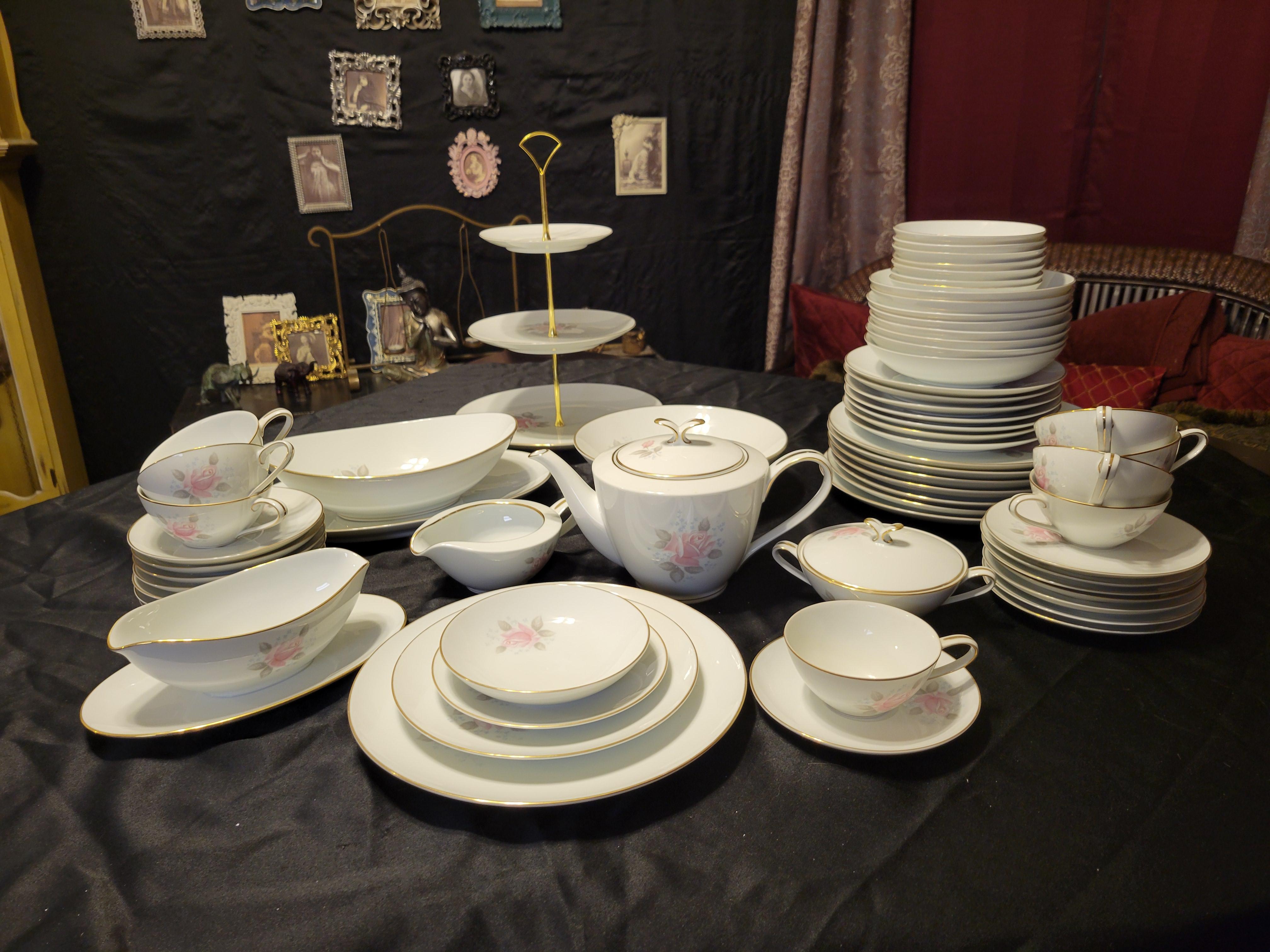 Vintage Noritake 'Roseville' Fine China Dining Set for 8 Persons - 79 Items In Excellent Condition For Sale In Phoenix, AZ