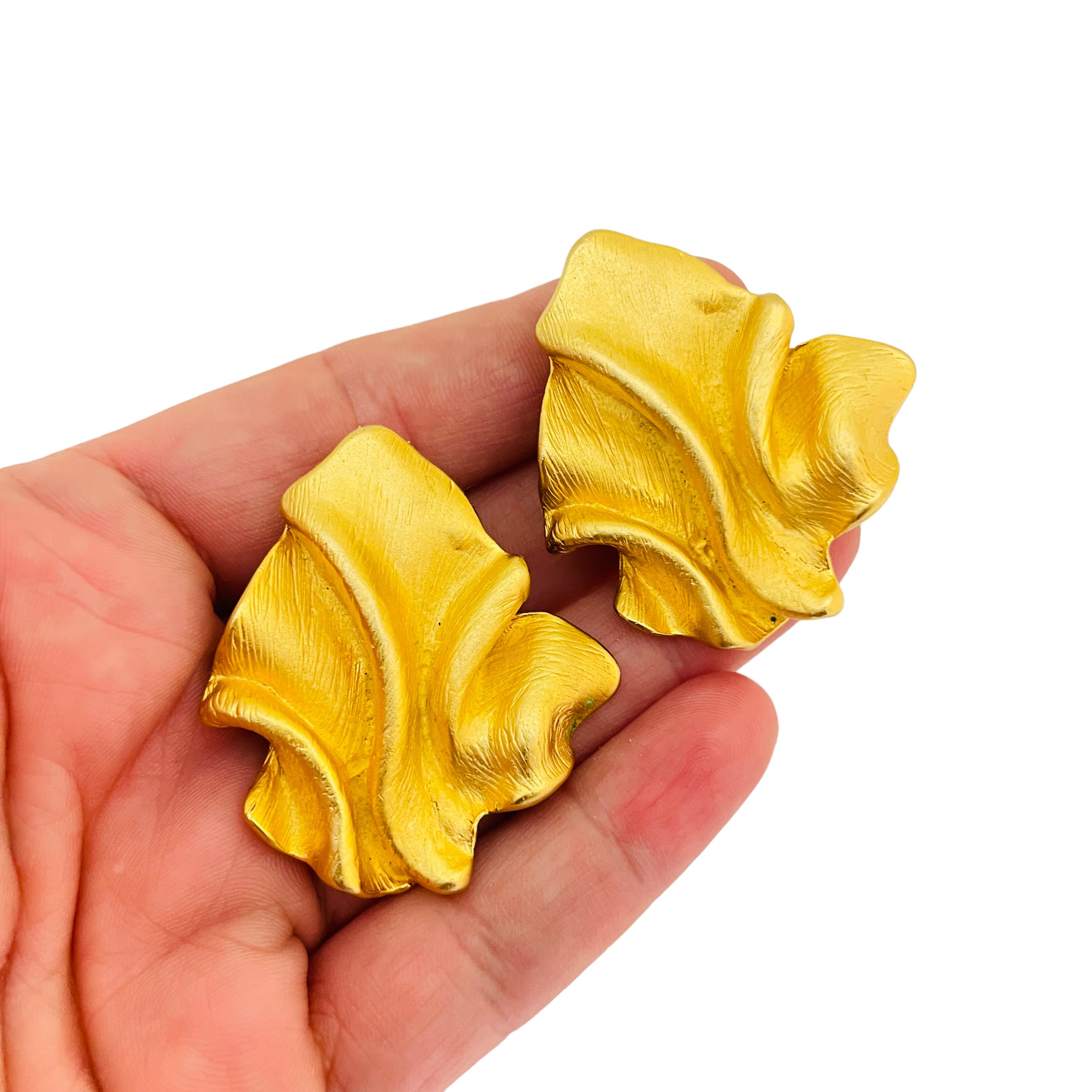 Vintage NORMA JEAN matte gold modernist designer runway clip on earrings In Good Condition For Sale In Palos Hills, IL