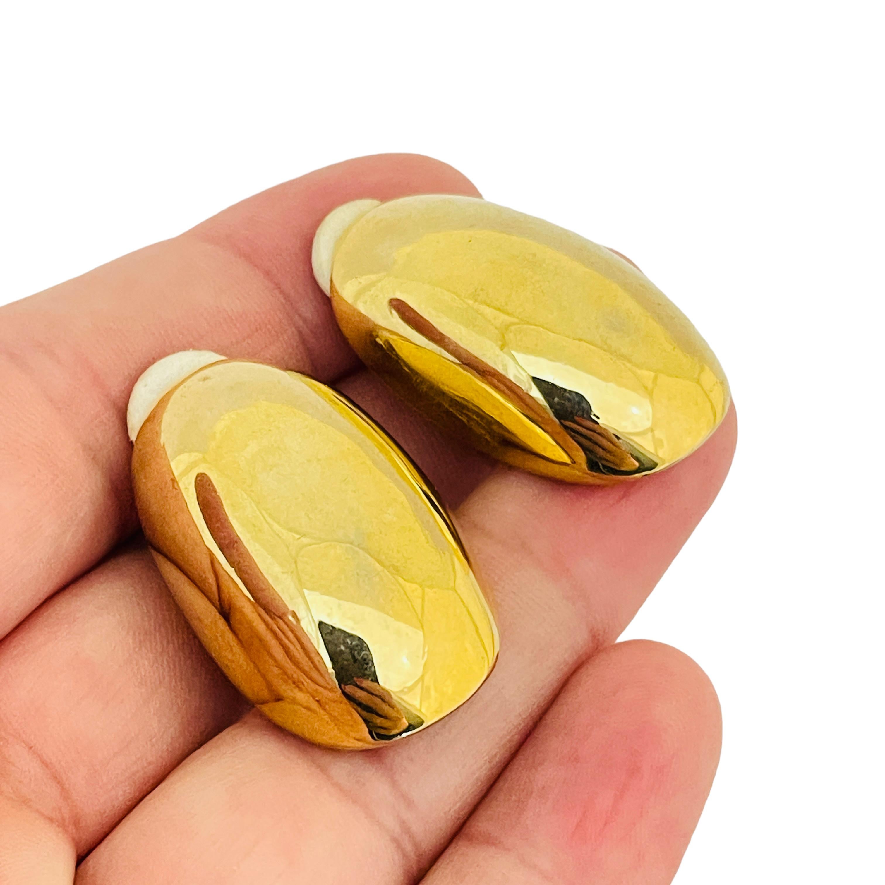 Vintage NORMA JEAN shiny gold modernist designer runway clip on earrings In Good Condition For Sale In Palos Hills, IL