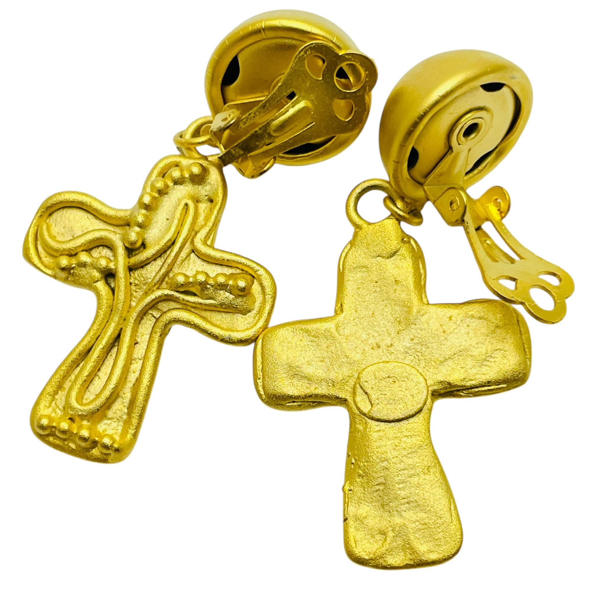 Vintage NORMA JEAN signed matte gold cross dangle designer clip on earrings In Good Condition For Sale In Palos Hills, IL