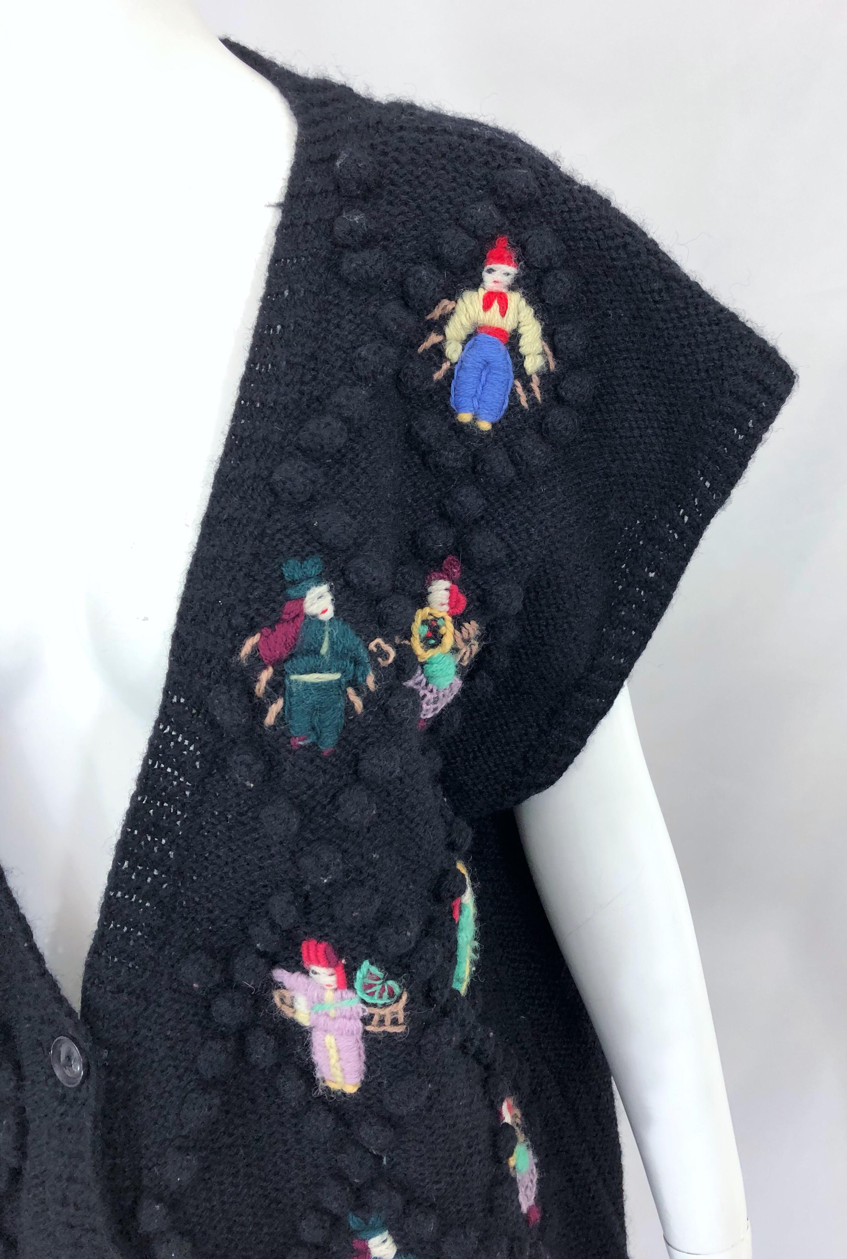Vintage Norma Kamali Avantgarde-Pulloverweste aus schwarzer Wolle mit Puppenapplikationen, 1980er Jahre (Schwarz) im Angebot