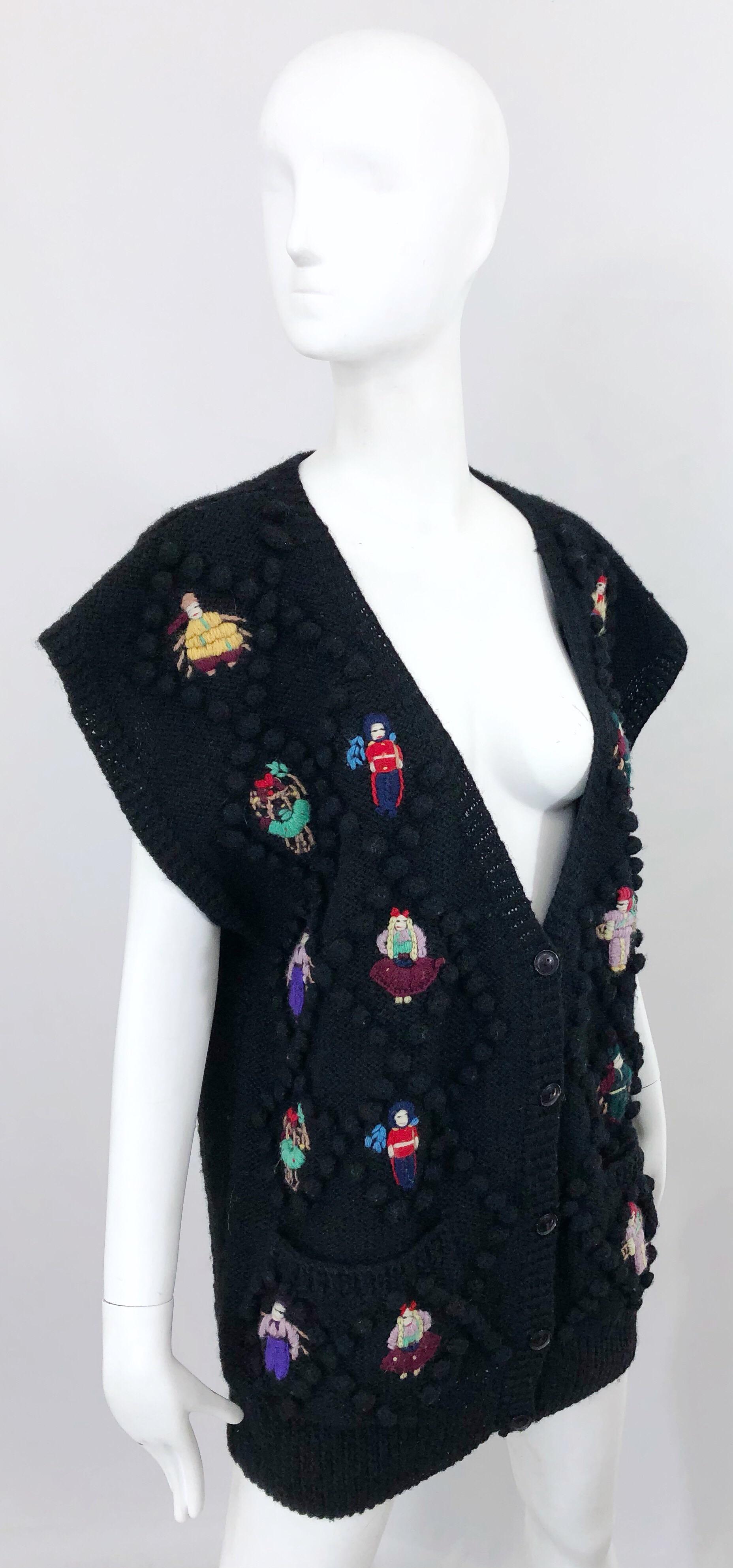 Vintage Norma Kamali Avantgarde-Pulloverweste aus schwarzer Wolle mit Puppenapplikationen, 1980er Jahre im Angebot 1