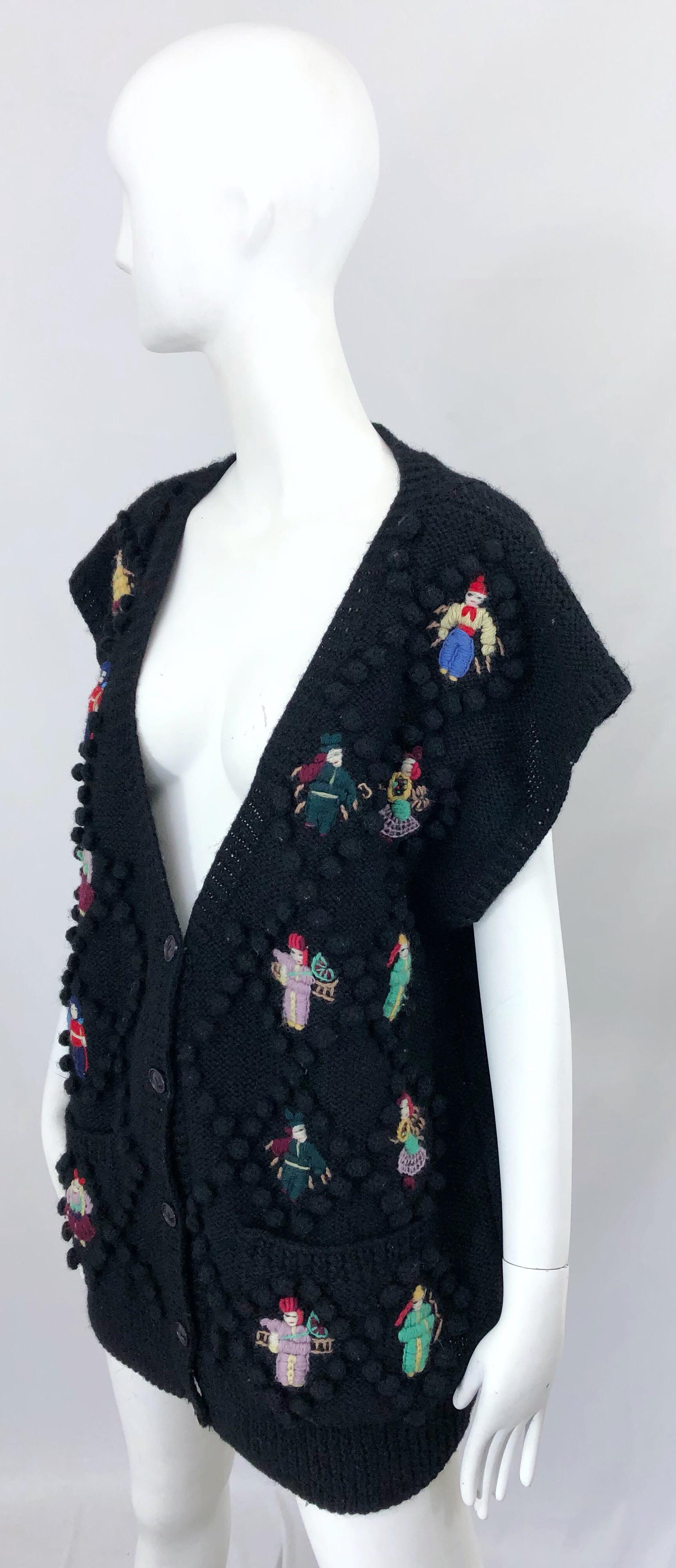 Vintage Norma Kamali Avantgarde-Pulloverweste aus schwarzer Wolle mit Puppenapplikationen, 1980er Jahre im Angebot 2