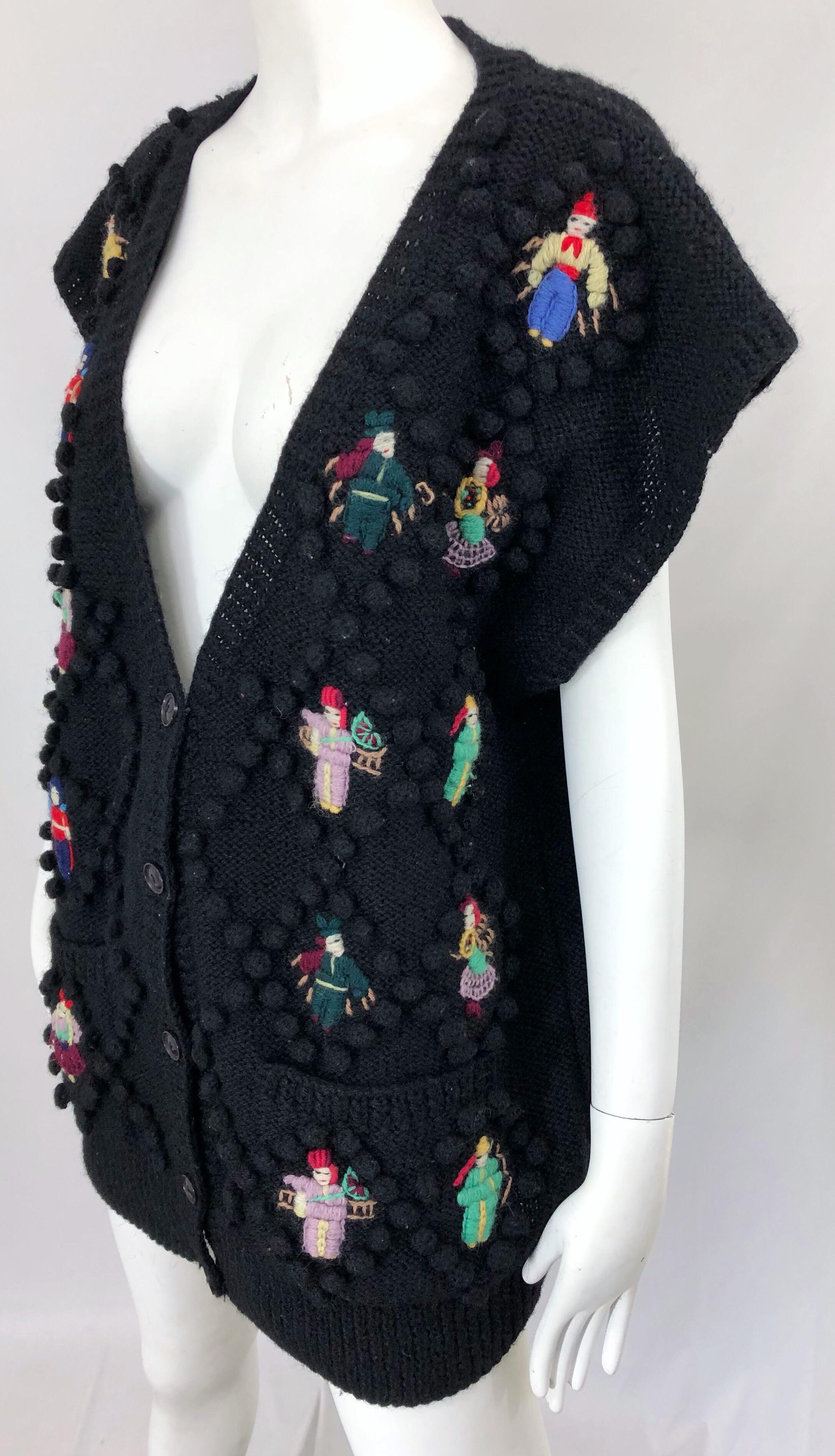 Vintage Norma Kamali Avantgarde-Pulloverweste aus schwarzer Wolle mit Puppenapplikationen, 1980er Jahre im Angebot 4