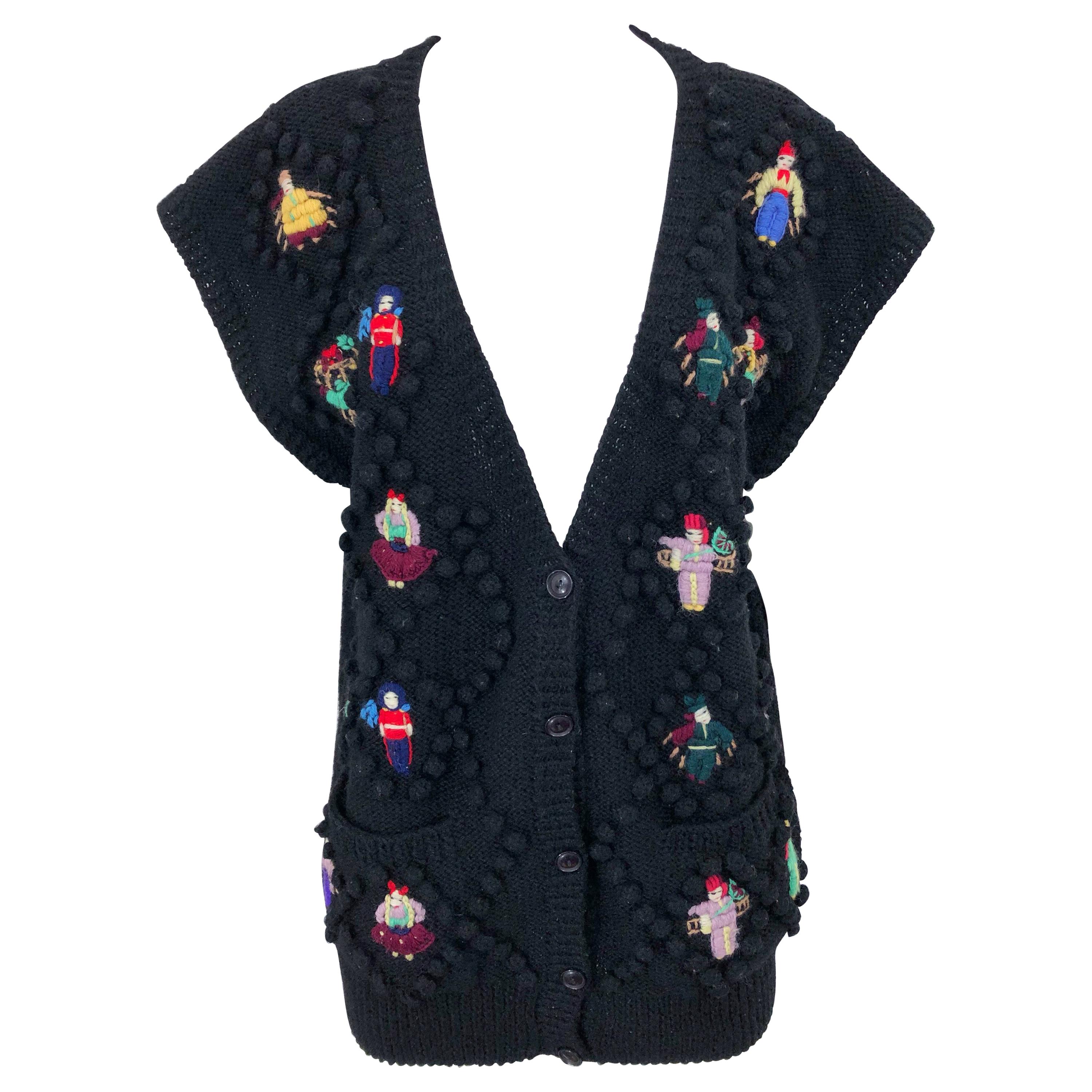 Vintage Norma Kamali Avantgarde-Pulloverweste aus schwarzer Wolle mit Puppenapplikationen, 1980er Jahre im Angebot