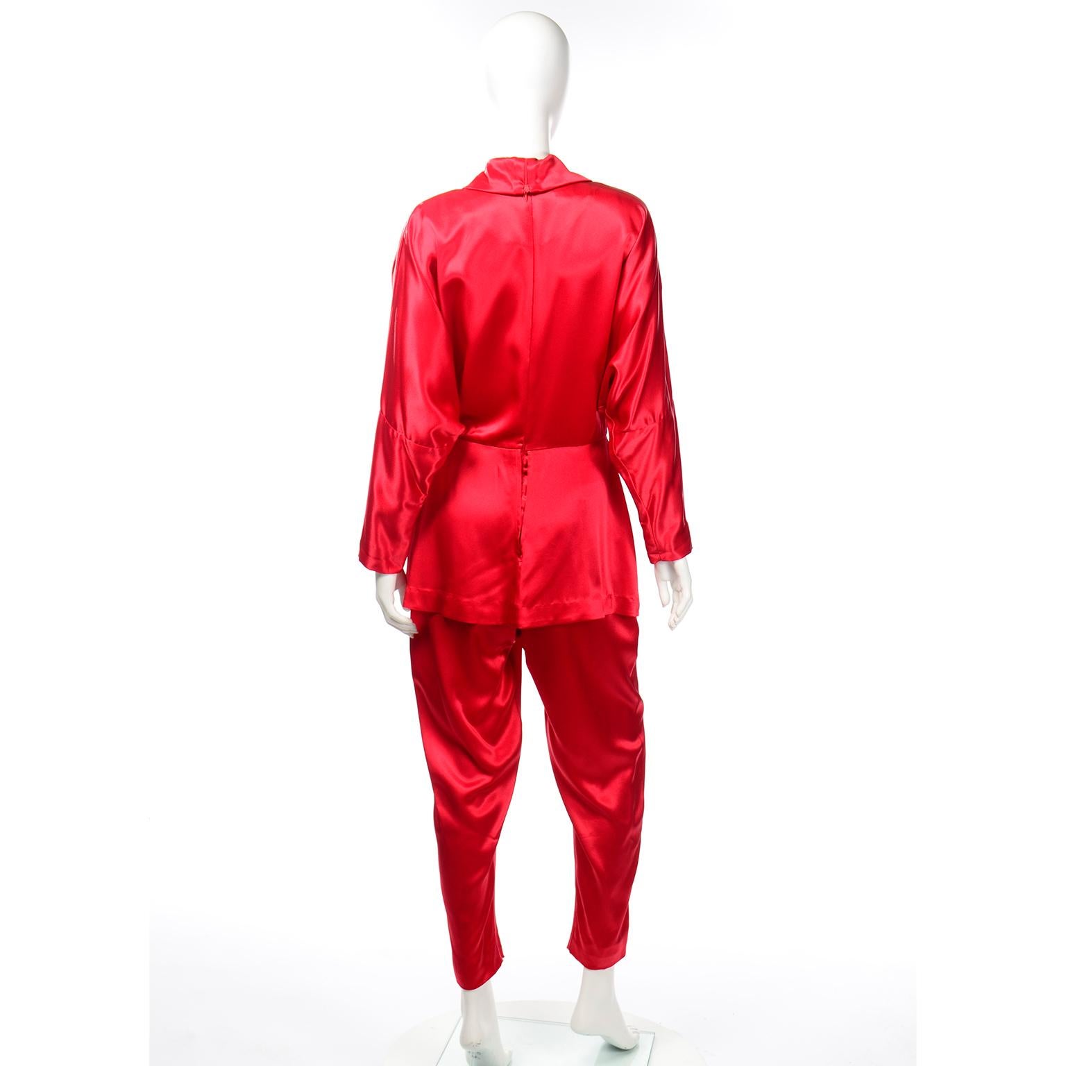 Vintage Norma Kamali Einteiliger Jumpsuit aus rotem Satin, 1980er Jahre (Rot) im Angebot