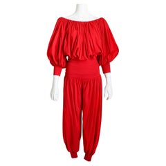 Ensemble 2 pièces vintage Norma Kamali, top épaules dénudées et pantalon harem en jersey rouge 