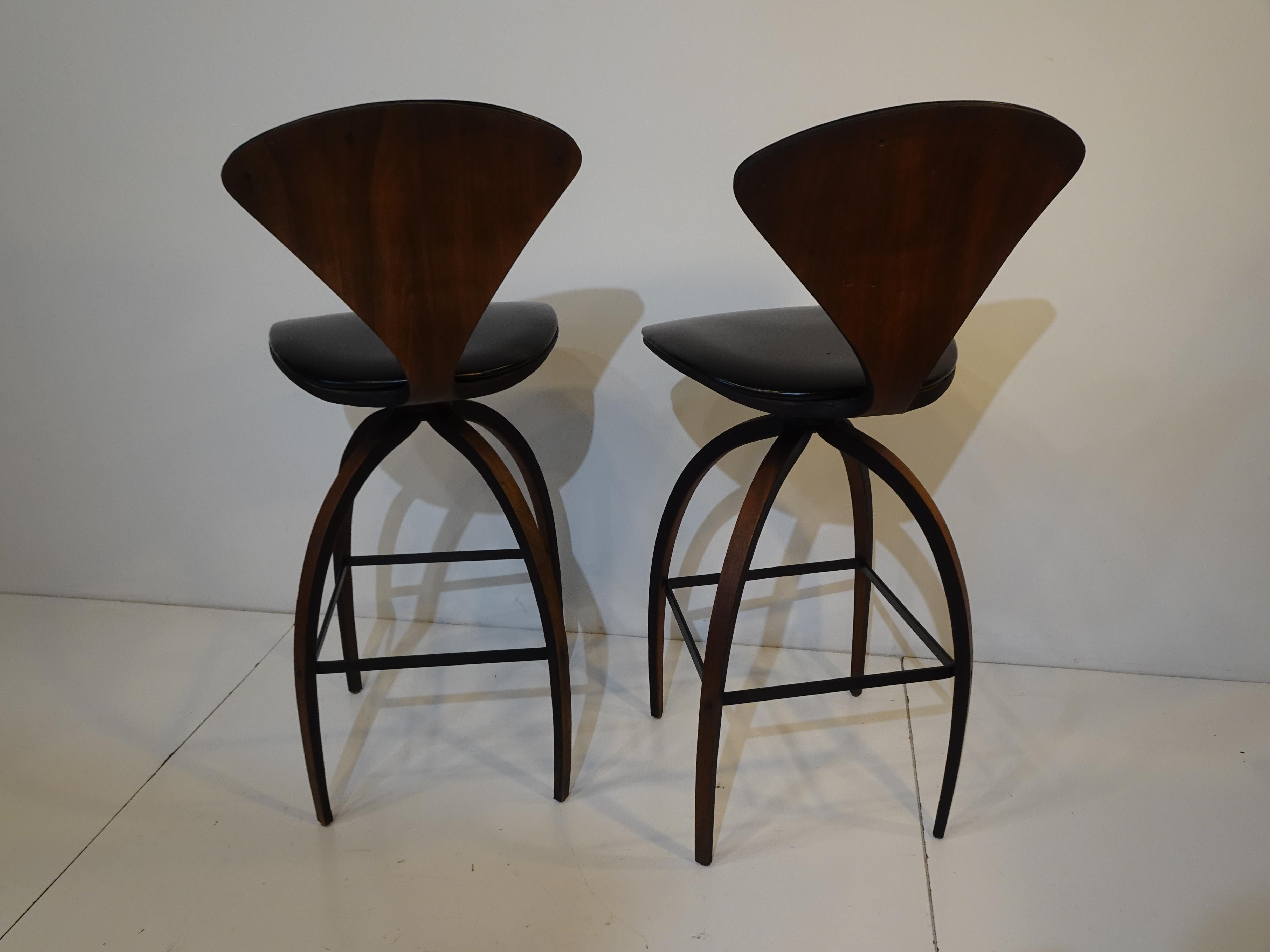 Vintage Norman Cherner Swiveling Bar Stools for Plycraft In Good Condition In Cincinnati, OH