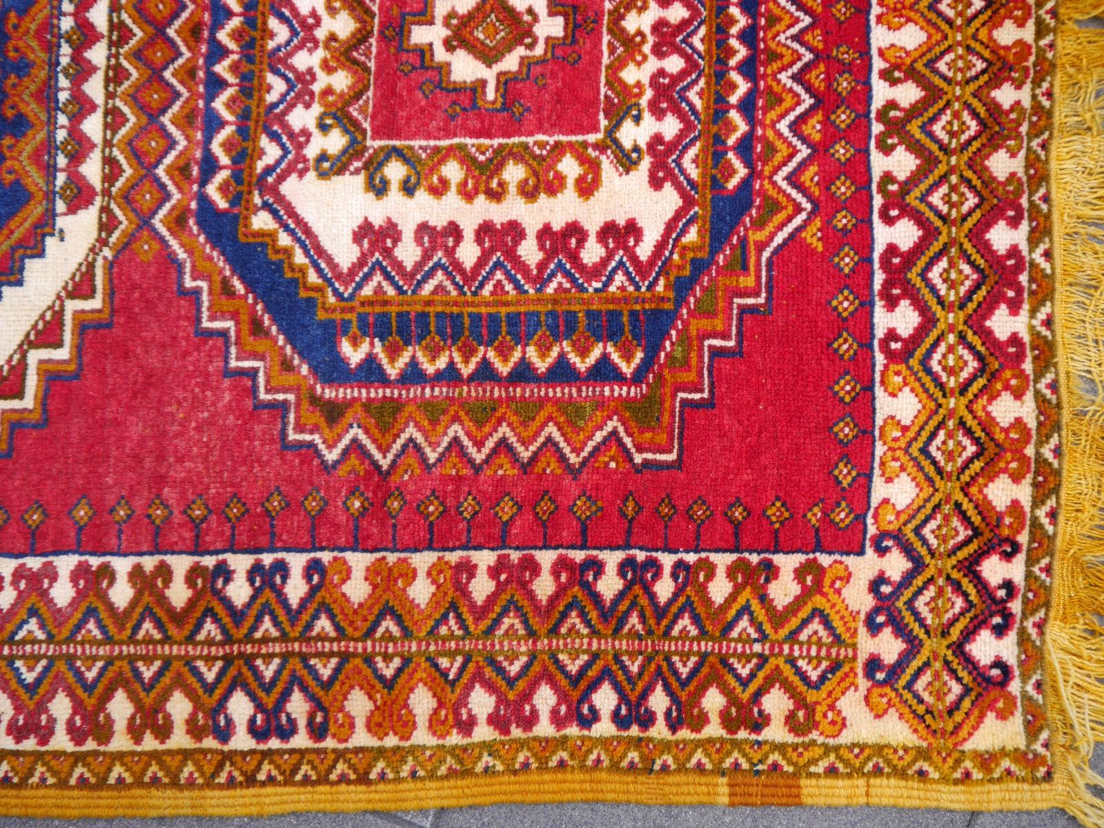 Schöner handgeknüpfter Teppich aus Nordafrika. Dieses tolle Vintage-Stück wurde von Frauen des Berberstamms Ait Khozema in Marokko hergestellt. Diese Menschen sind im Atlasgebirge zu Hause und leben in einer Höhe von etwa 5000-6000 Fuß. Im Winter