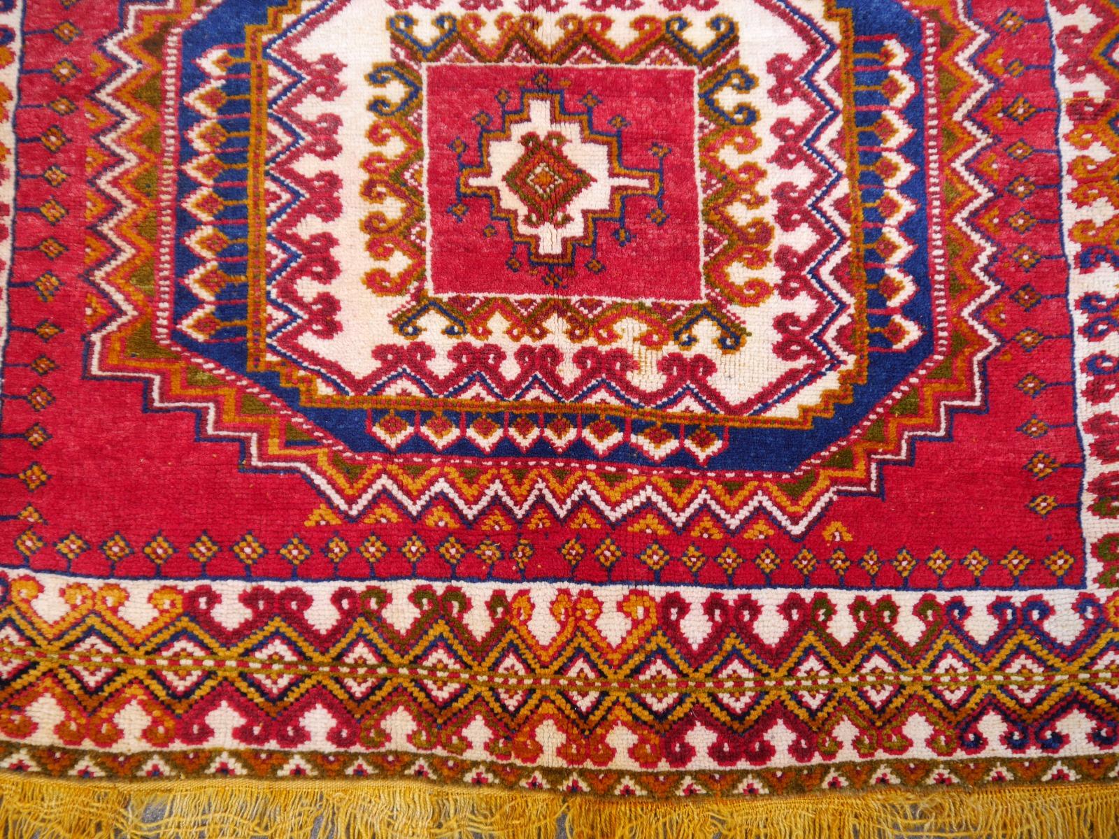 Nordafrikanischer Berber-Stammesteppich Ait Khozema aus Marokko, Vintage (Handgeknüpft) im Angebot