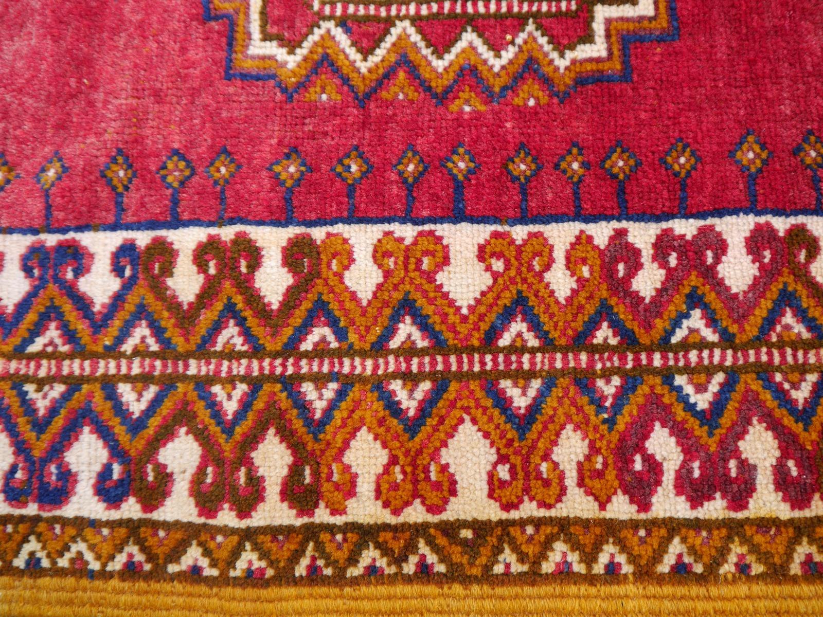 Nordafrikanischer Berber-Stammesteppich Ait Khozema aus Marokko, Vintage (Ende des 20. Jahrhunderts) im Angebot