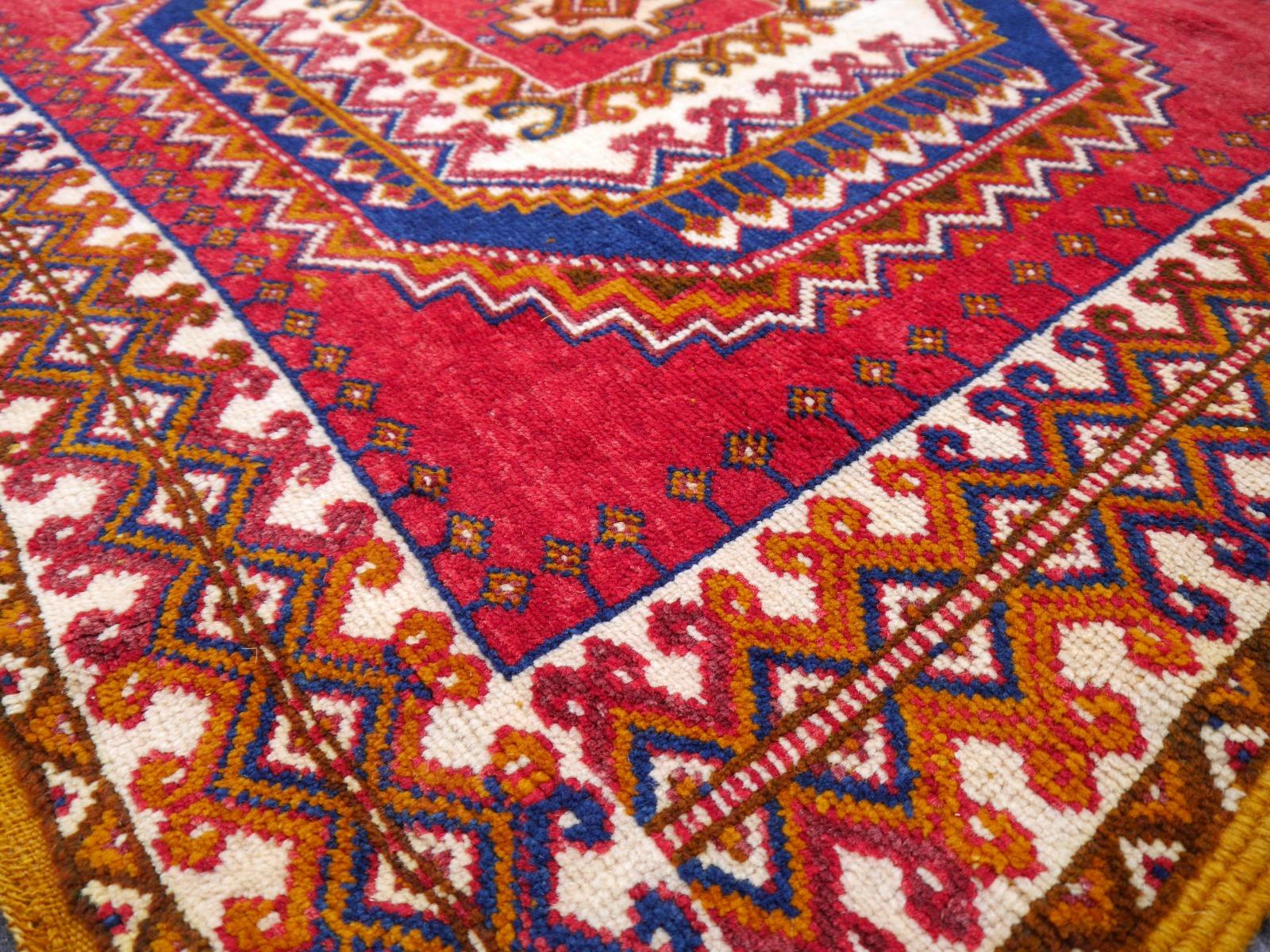 Nordafrikanischer Berber-Stammesteppich Ait Khozema aus Marokko, Vintage (Wolle) im Angebot