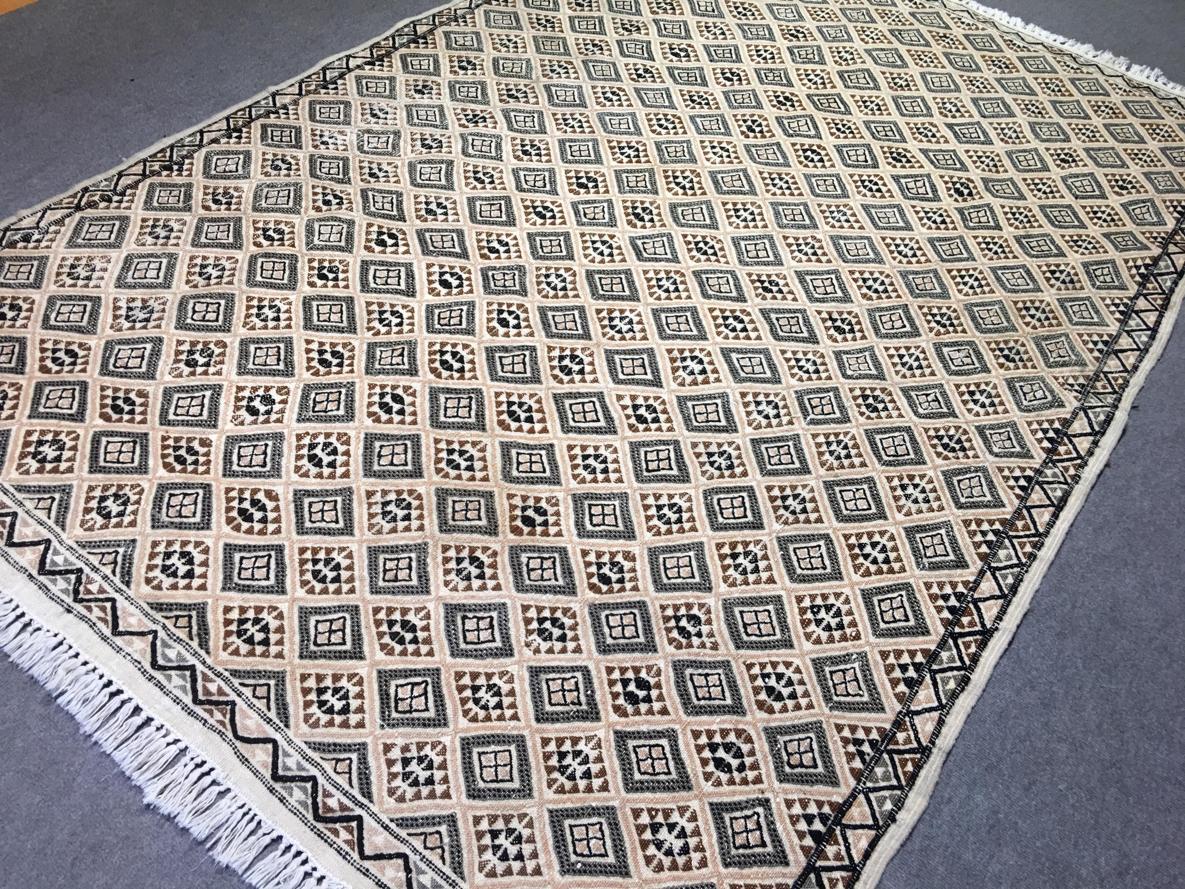 Beautiful handwoven and hand embroidered Berber Kilim. Very good condition and great colors. Warp is cotton, weft and embroidery is made of wool.

The colors of this stunning rug are beige, brown and dark brown - almost black.
The condition is very