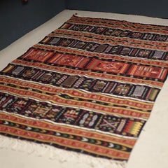 Alfombra norteafricana vintage de color rojo y negro