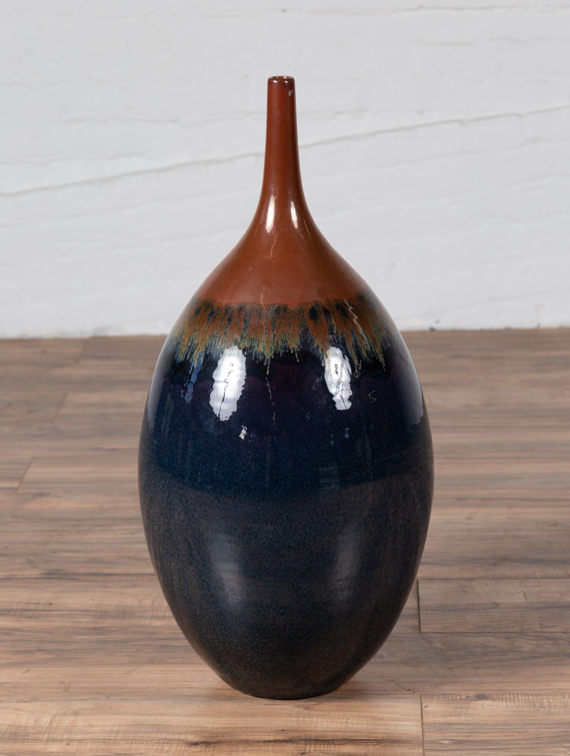 Vintage Northern Thai Chiang Mai Blue and Brown Vase from the Prem Collection For Sale 5
