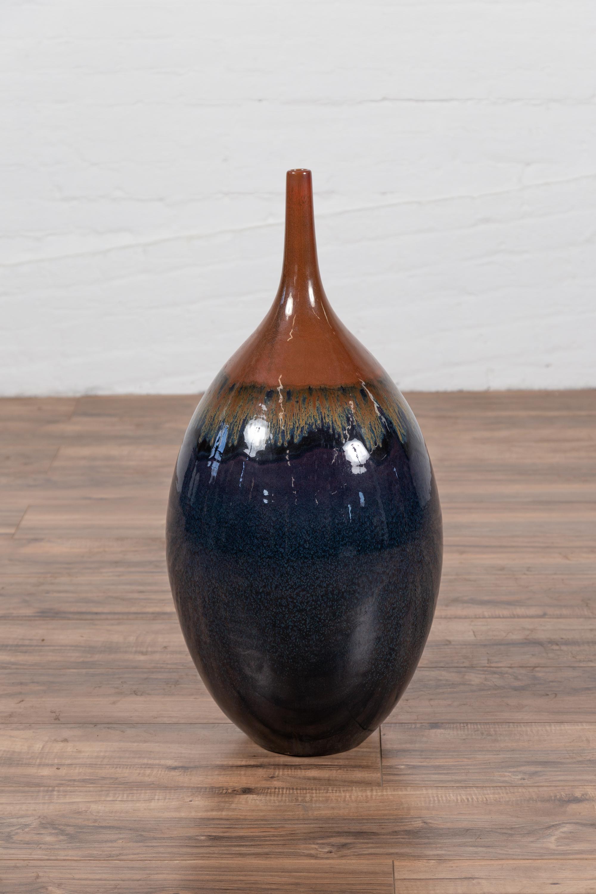 Vintage Northern Thai Chiang Mai Blue and Brown Vase from the Prem Collection For Sale 7