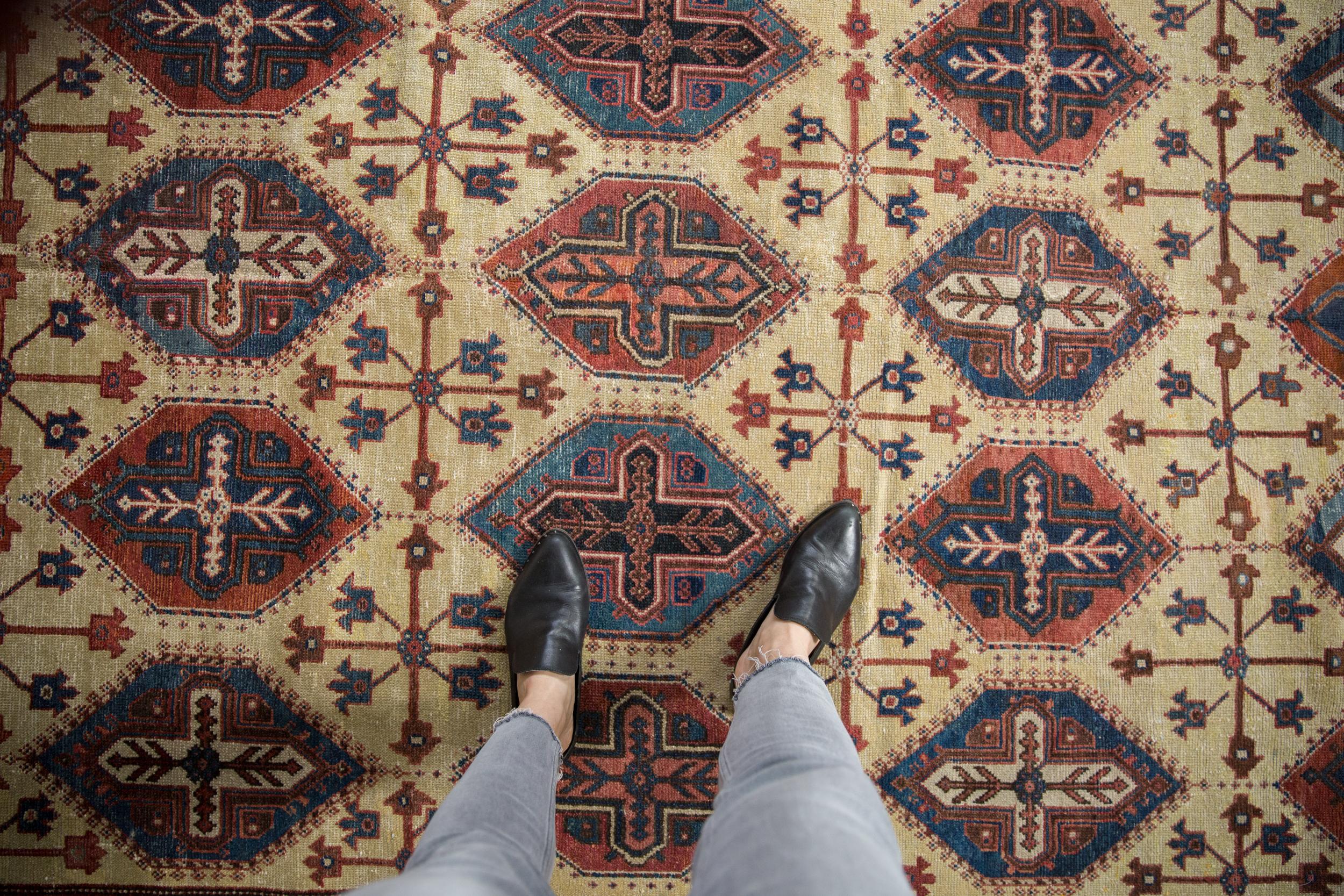 :: Allover-bedecktes Feld im Paneel-Design-Motiv mit sich wiederholendem Format und invertierter Farbgebung. Umgeben von einer schmalen, gebänderten Haupt- und Nebenborte mit einem gezackten Blatt- und Boteh-Motiv. Zu den Farben und Schattierungen