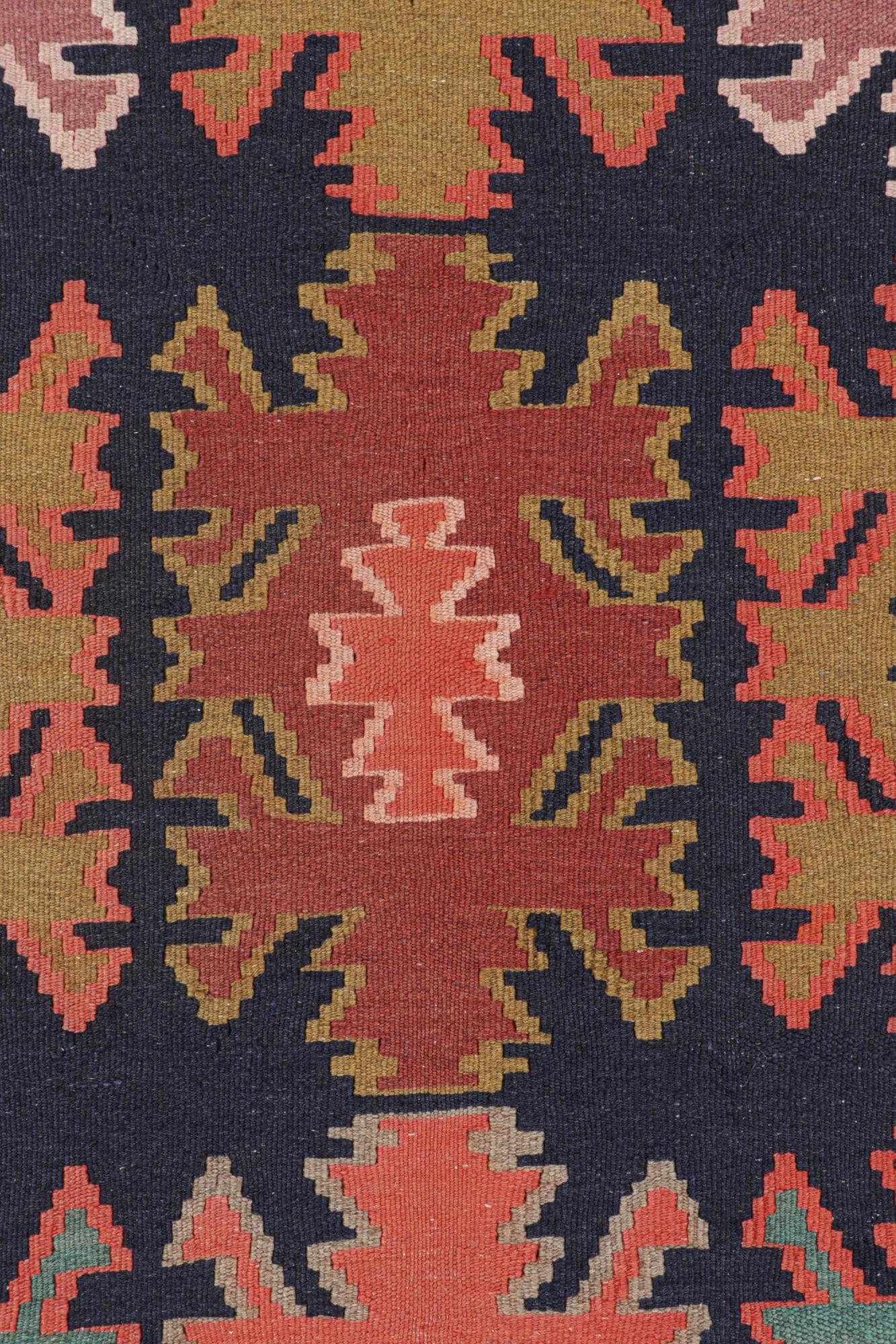 Nordwestlicher persischer Teppich mit polychromem, geometrischem Muster von Teppich & Kilim (Stammeskunst) im Angebot