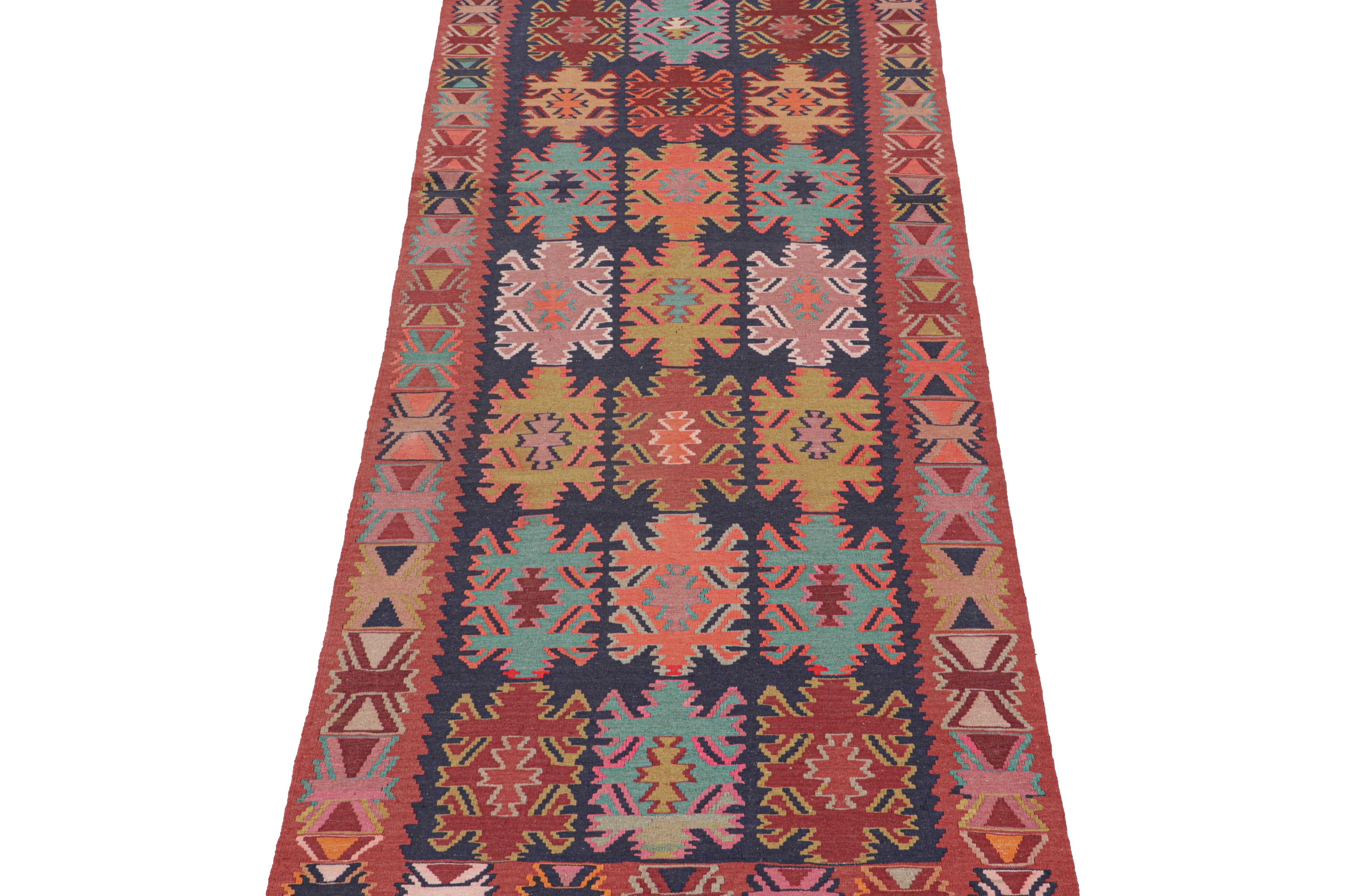 Nordwestlicher persischer Teppich mit polychromem, geometrischem Muster von Teppich & Kilim (Handgeknüpft) im Angebot