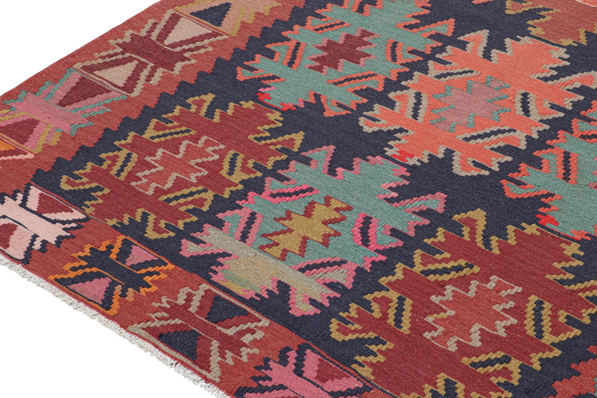Nordwestlicher persischer Teppich mit polychromem, geometrischem Muster von Teppich & Kilim im Zustand „Gut“ im Angebot in Long Island City, NY