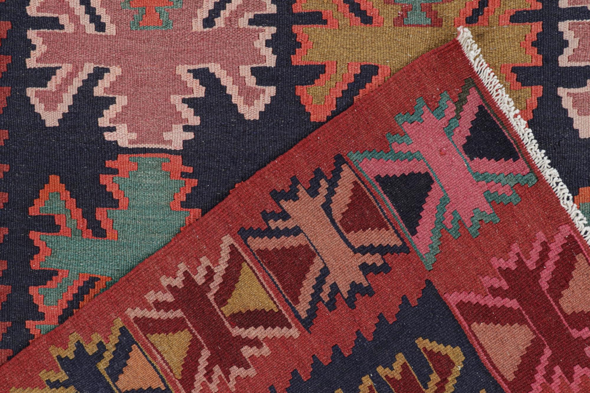 Nordwestlicher persischer Teppich mit polychromem, geometrischem Muster von Teppich & Kilim (Mitte des 20. Jahrhunderts) im Angebot