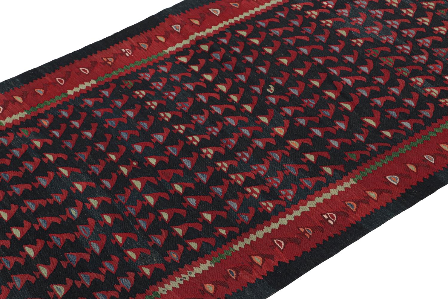 Bei diesem alten persischen Kilim (5x13) handelt es sich vermutlich um einen Stammesteppich aus Meschkin, einem kleinen Dorf im Nordwesten des Iran, das für seine fabelhaften Arbeiten bekannt ist. Er ist aus Wolle handgewebt und stammt aus der Zeit