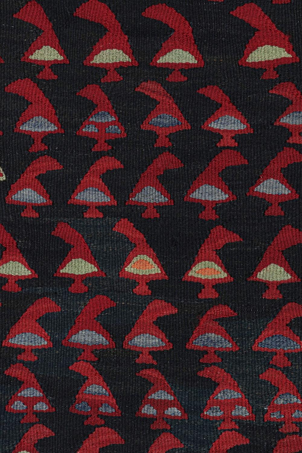 Nordwestlicher persischer Kelim in Blau & Rot mit geometrischem Muster (Stammeskunst) im Angebot