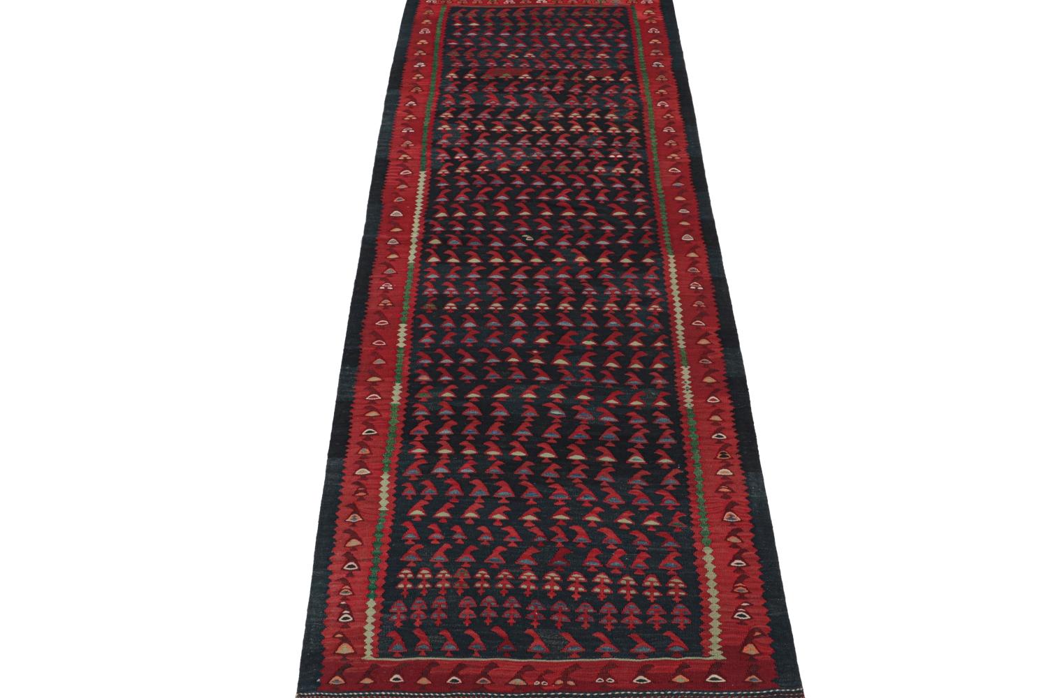 Nordwestlicher persischer Kelim in Blau & Rot mit geometrischem Muster (Handgeknüpft) im Angebot