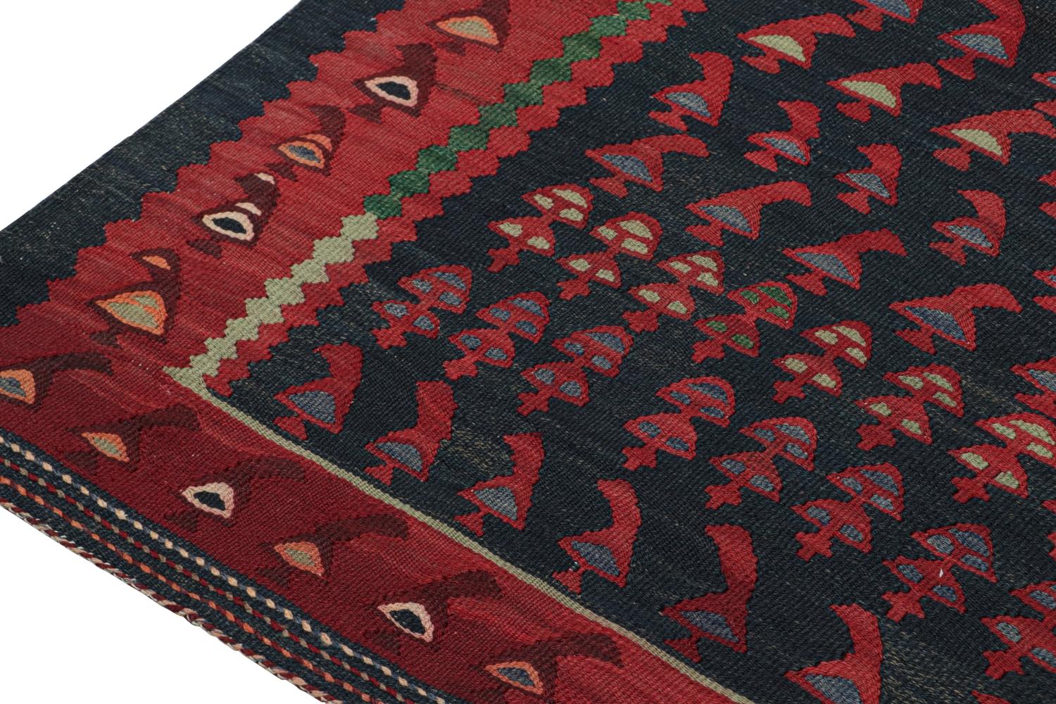 Nordwestlicher persischer Kelim in Blau & Rot mit geometrischem Muster im Zustand „Gut“ im Angebot in Long Island City, NY
