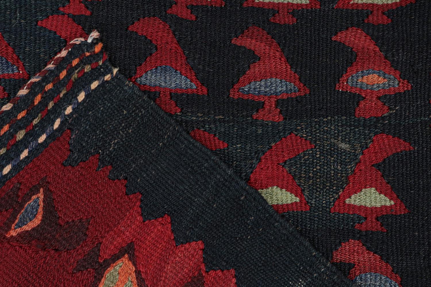 Nordwestlicher persischer Kelim in Blau & Rot mit geometrischem Muster (Mitte des 20. Jahrhunderts) im Angebot