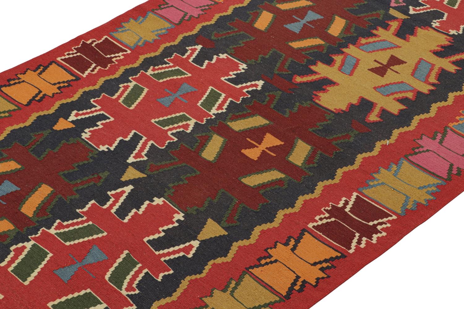 Dieser alte persische Kilim 5x10 ist ein Stammesteppich aus Meschkin - einem kleinen Dorf im Nordwesten des Iran, das für seine fabelhaften Werke bekannt ist. Er ist aus Wolle handgewebt und stammt aus der Zeit um 1950-1960.

Über das