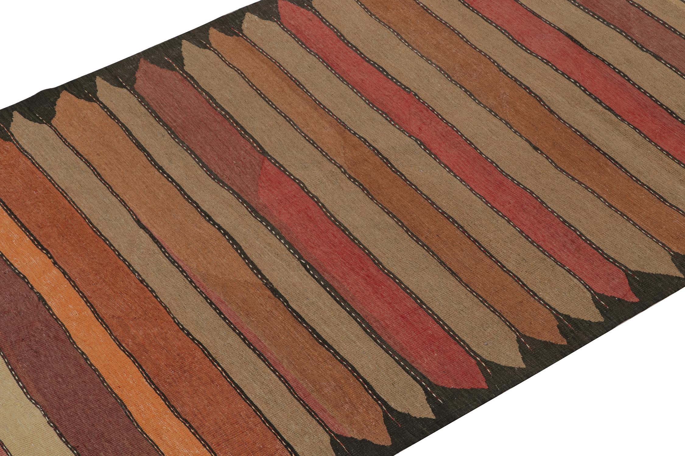 Persiano Kilim persiano vintage del nord-ovest a strisce marroni, ruggine e rosse di Rug & Kilim in vendita