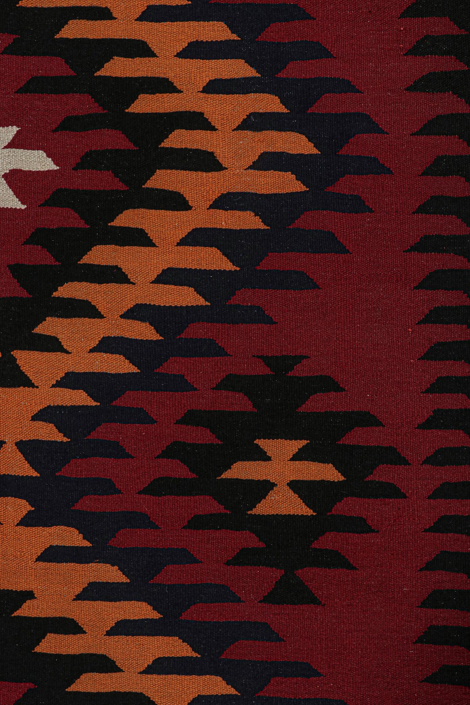 Nordwestlicher persischer Kelim in Rot mit geometrischen Mustern von Teppich & Kilim im Zustand „Gut“ im Angebot in Long Island City, NY