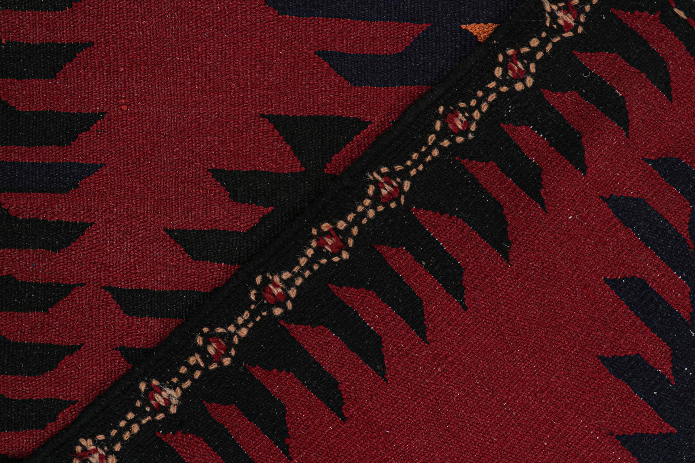 Nordwestlicher persischer Kelim in Rot mit geometrischen Mustern von Teppich & Kilim (Mitte des 20. Jahrhunderts) im Angebot