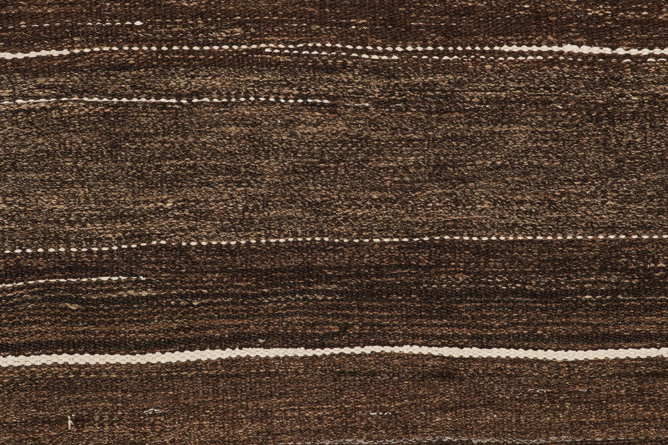 Nordwestlicher persischer Kelim in massivem Braun mit beigefarbenem Streifen von Teppich & Kilim im Zustand „Gut“ im Angebot in Long Island City, NY