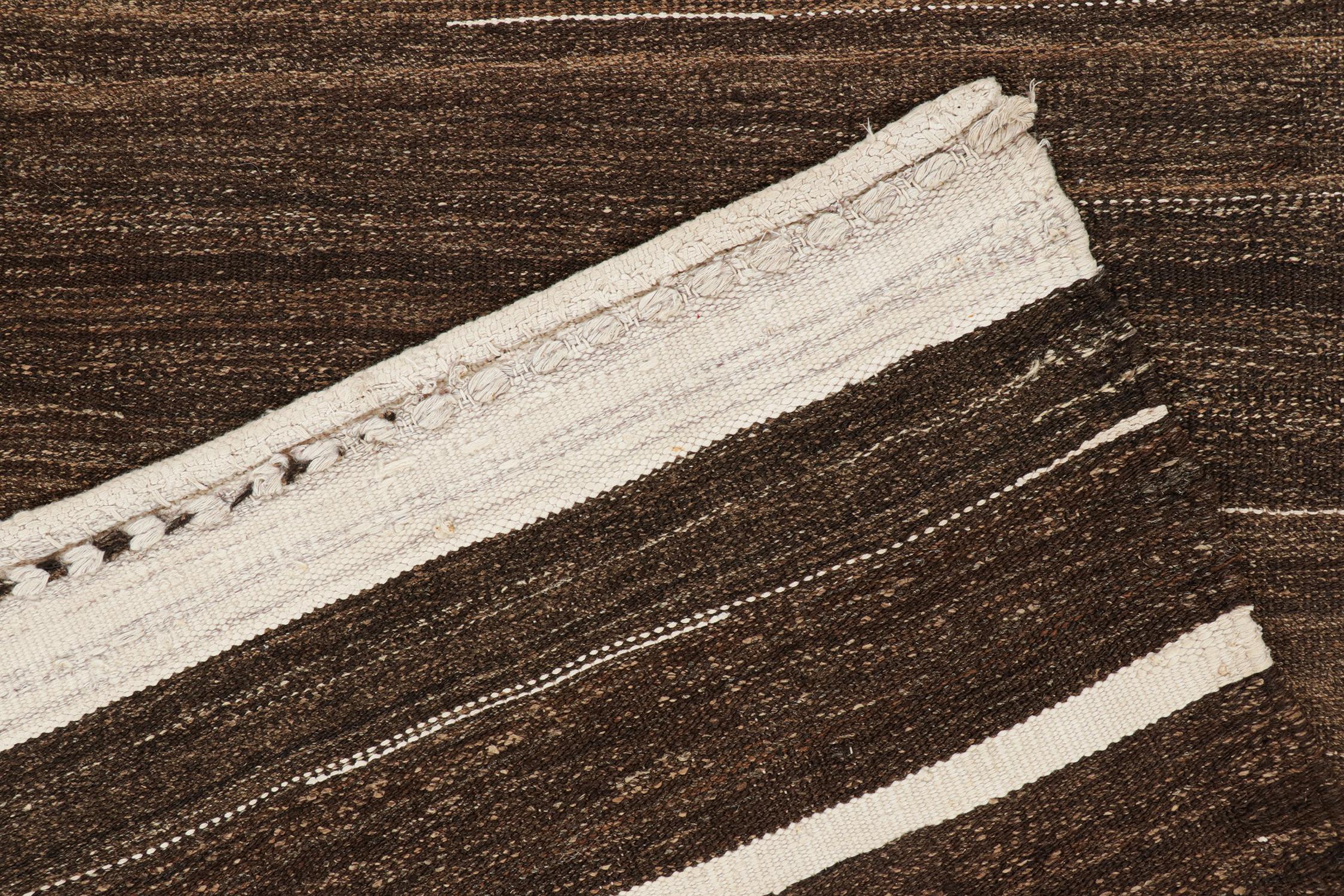 Nordwestlicher persischer Kelim in massivem Braun mit beigefarbenem Streifen von Teppich & Kilim (Mitte des 20. Jahrhunderts) im Angebot