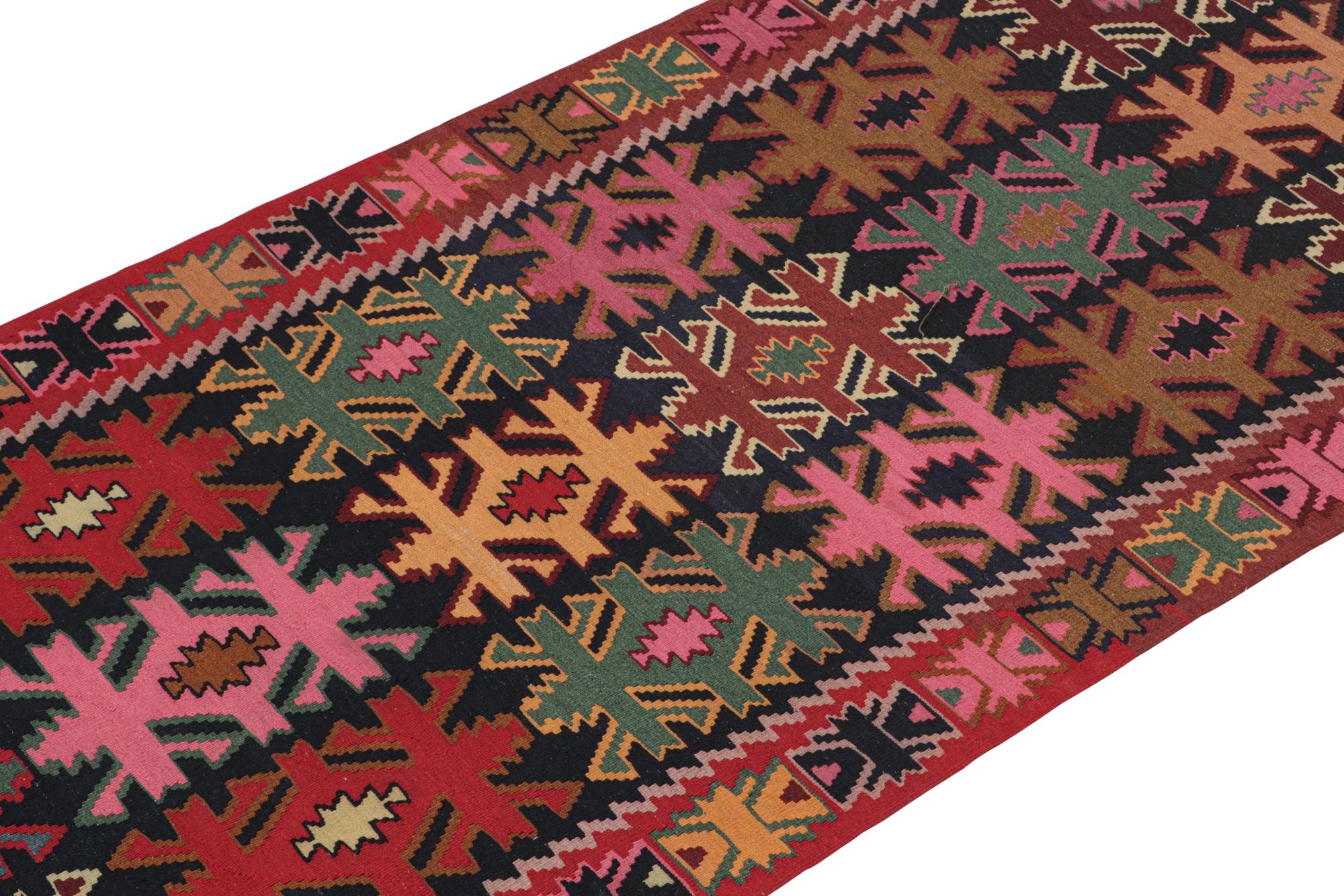 Dieser alte persische Kilim 4x11 ist ein Stammesteppich aus Meshkin - einem kleinen Dorf im Nordwesten, das für seine fabelhaften Werke bekannt ist. Er ist aus Wolle handgewebt und stammt aus der Zeit um 1950-1960.

Über das Design:

Das verspielte