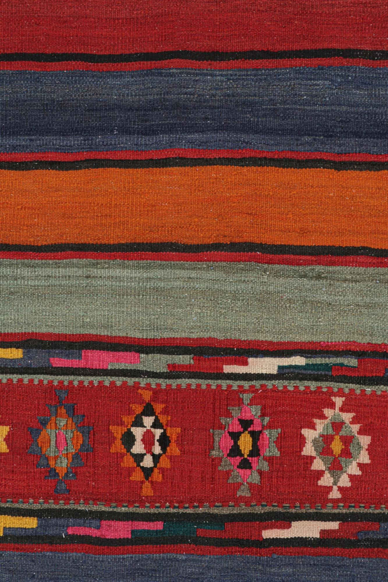 Nordwestlicher persischer Kelim mit Streifen und geometrischen Mustern von Teppich & Kilim (Stammeskunst) im Angebot