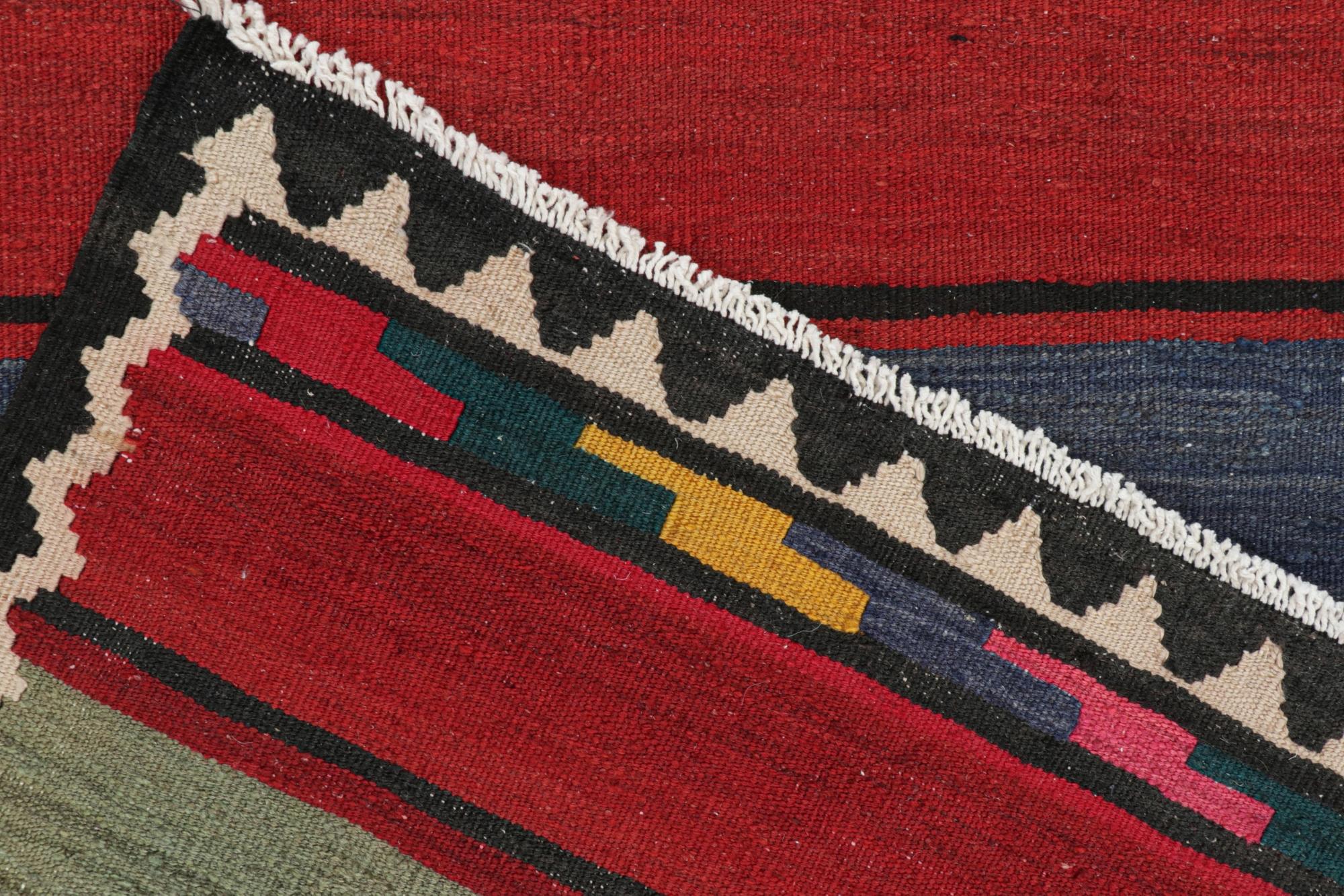 Nordwestlicher persischer Kelim mit Streifen und geometrischen Mustern von Teppich & Kilim (Mitte des 20. Jahrhunderts) im Angebot