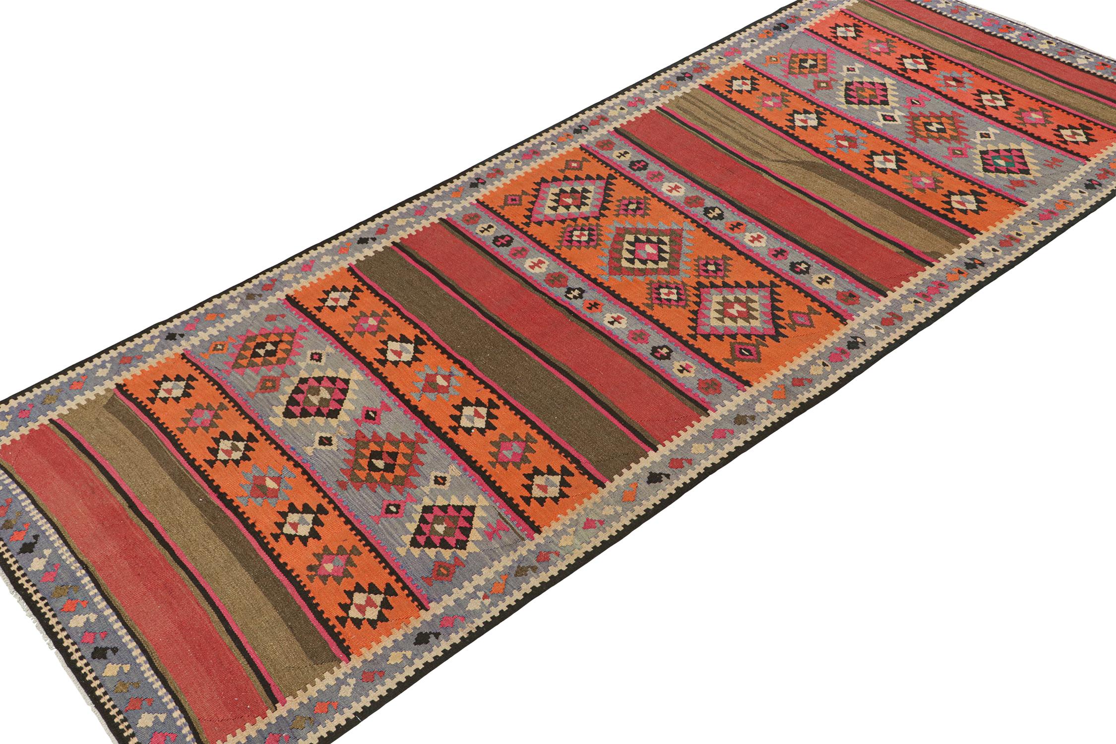 Nordwestlicher persischer Kelim mit lebhaften geometrischen Mustern von Teppich & Kilim (Stammeskunst) im Angebot