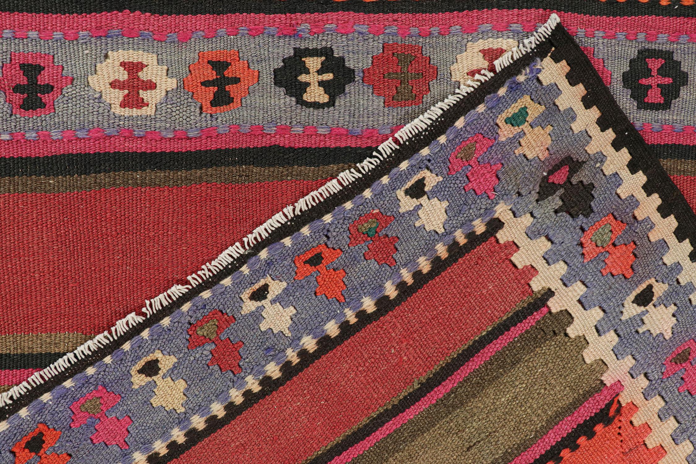 Nordwestlicher persischer Kelim mit lebhaften geometrischen Mustern von Teppich & Kilim (Mitte des 20. Jahrhunderts) im Angebot