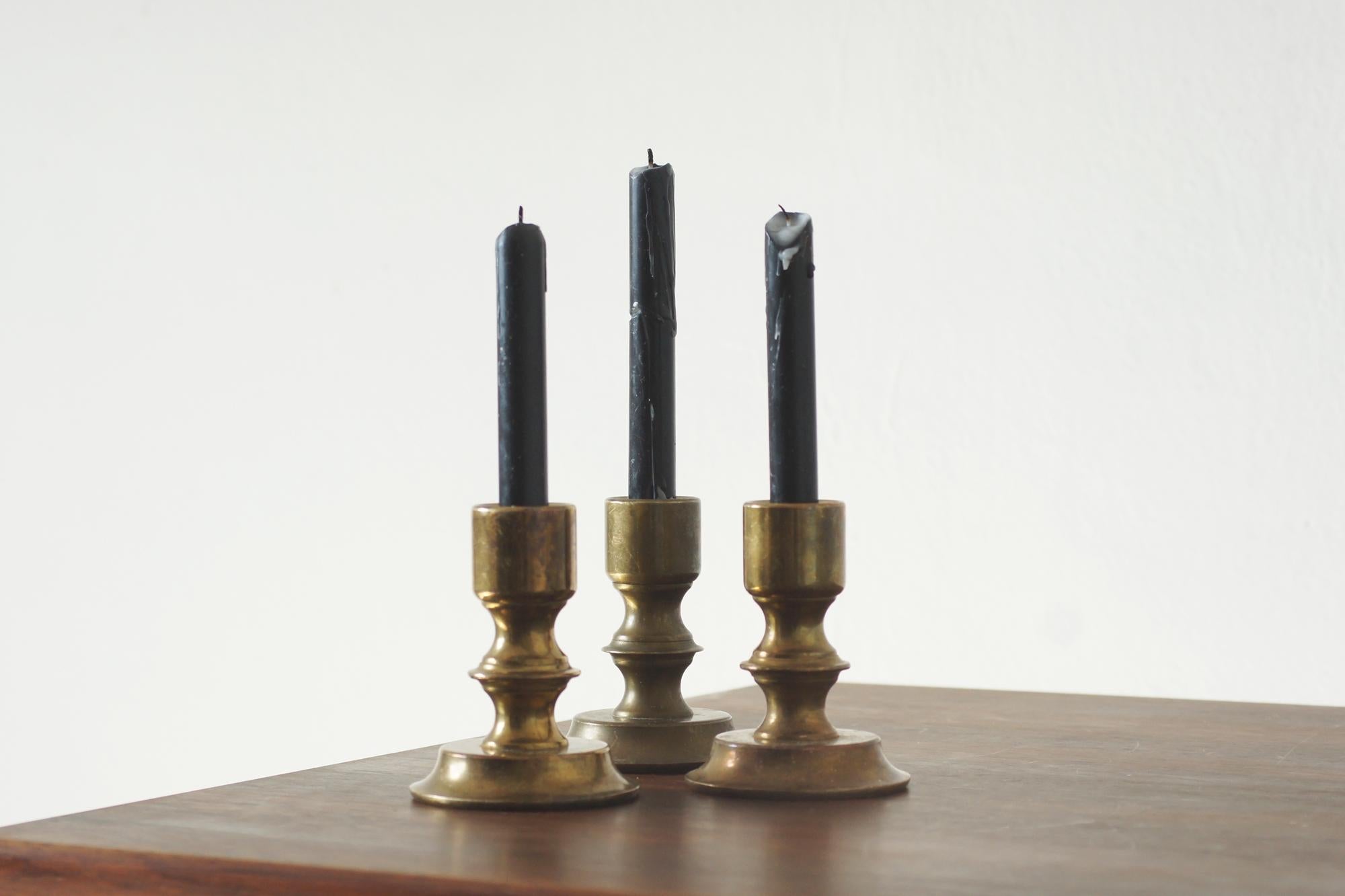 Tre solidi candelieri in ottone di alta qualità - prodotti originali della Norvegia degli anni '70. Ogni pezzo ha l'etichetta originale del produttore sul fondo, a conferma della sua autenticità.

Sono caratterizzati da una forma semplice ed