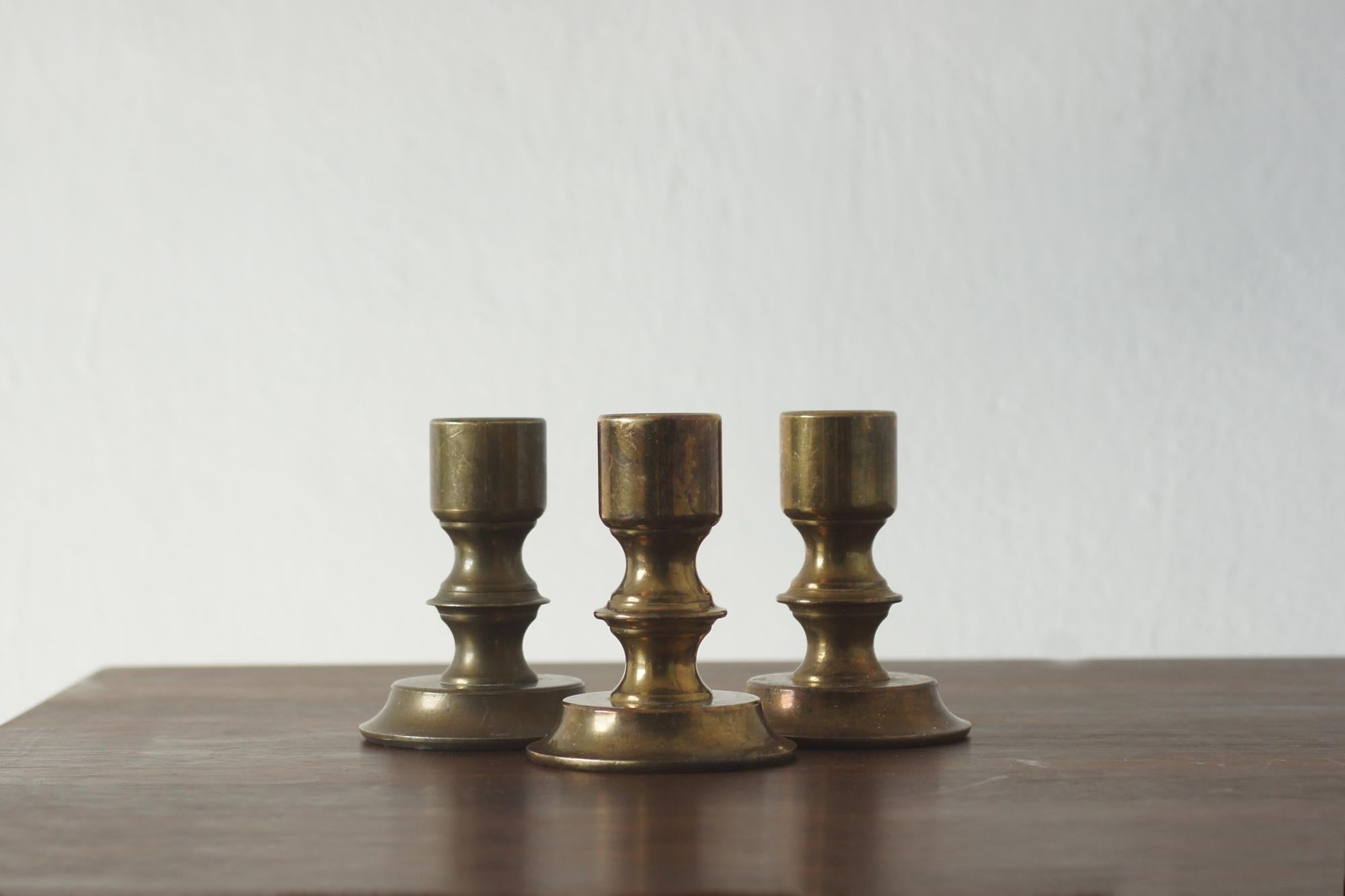 Candelabri norvegesi d'epoca in ottone, anni '70, set di 3 In condizioni buone in vendita a KUTNO, PL