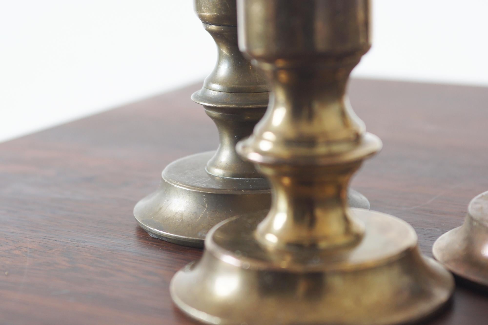 Ottone Candelabri norvegesi d'epoca in ottone, anni '70, set di 3 in vendita